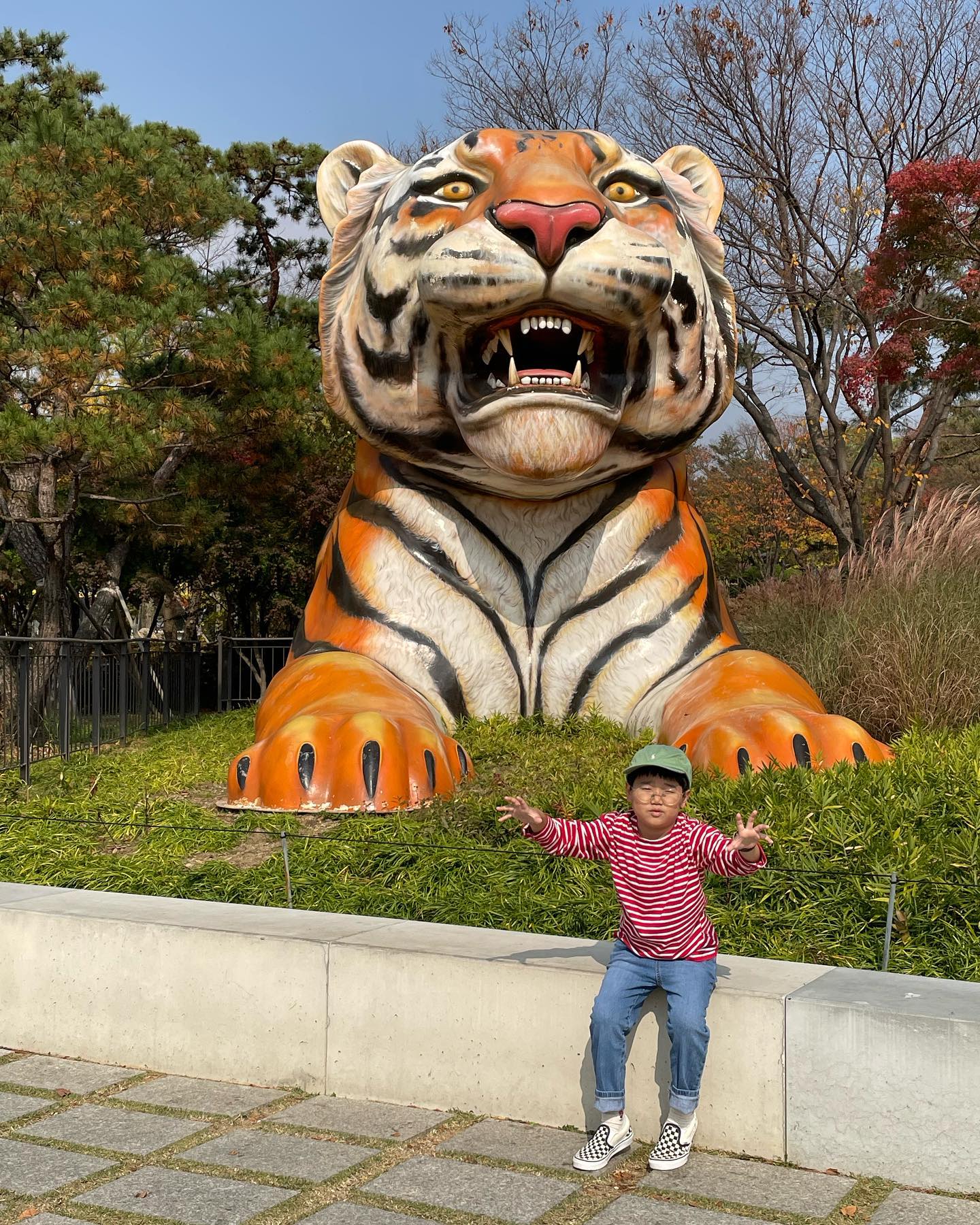 다쳐서 흔들리던 이 때문에 밥도 제대로 못 먹었는데
이제 너무 흔들려서 결국 빼버렸다..
빠진 치아 챙겨다가 놓고 이빨 요정 오라고 기다렸더니
이빨요정이 용돈이랑 피크민4 선물을 두고
이빨을 가져갔다고 한다🥲
#아들맘 #단풍놀이 #가을 #나들이 #초딩맘
#일상 #체험학습 #동물원 #소풍 #동심