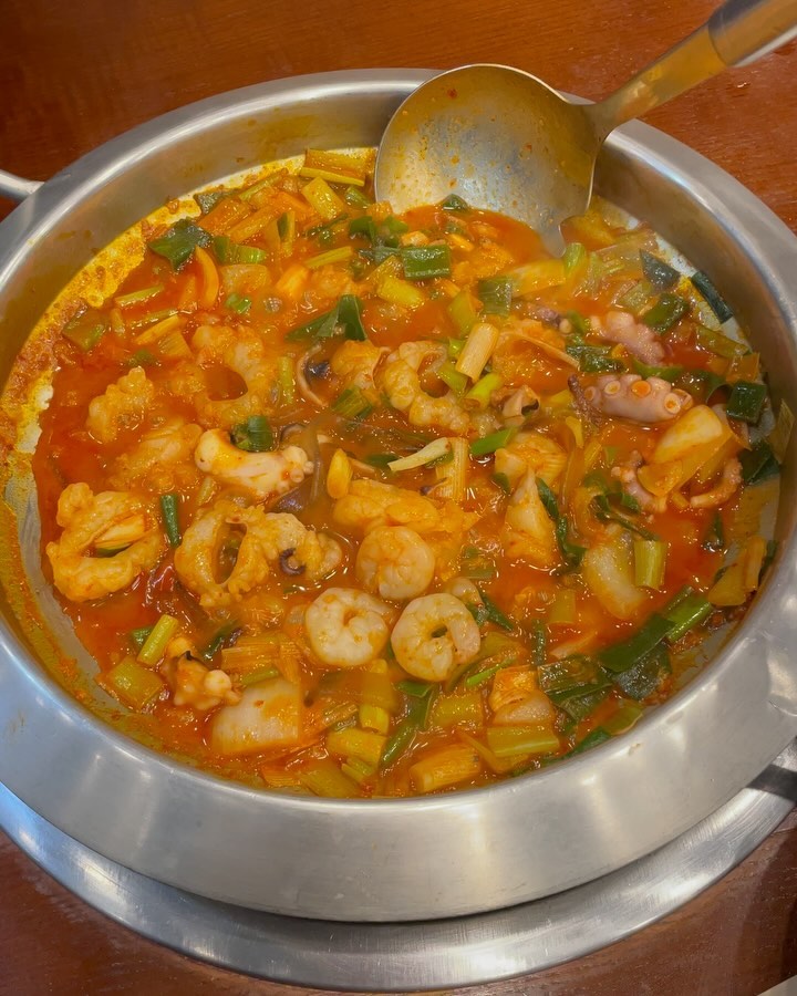 🧂사위식당 수유점
낙곱새의 정석 🐙🐂🦐

유퀴즈에 나온 낙곱새 맛집으로 유명한 수유역 사위식당에 다녀왔습니다. 통통한 대창, 탱글탱글 새우, 질기지 않은 낙지 모두 만족스러웠어요. 대접밥에 낙곱새 넣어 비벼먹으니 든든한 한끼였습니다. 혼밥러부터 가족단체까지 다양한 분들이 계셨고, 매장이 깔끔하고 사장님이 친절하셔서 편안하게 먹었어요👍🏻 네이버 예약시 하이볼 이벤트도 진행하고 있으니 참고하세요!

서울 강북구 도봉로 315

#사위식당 #사위식당수유점 #수유맛집 #수유역맛집 #강북맛집 #낙곱새 #낙곱새맛집 #낙지 #곱창 #대창 #새우 #먹스타그램 #먹팔맞팔 #먹스타맞팔 #먹방스타그램