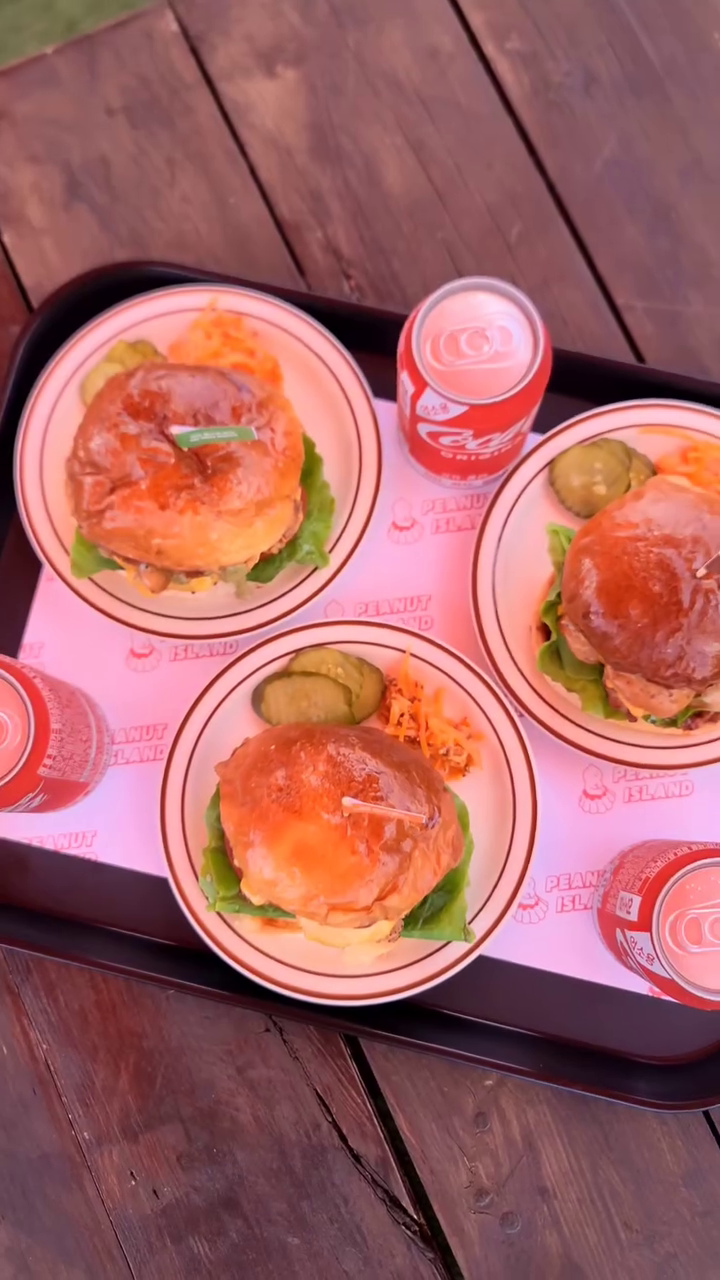우도에서 찾은 찐맛집
#피넛아일랜드 
땅콩, 뿔소라, 흑돼지 수제버거
다 먹어 봤는데 전부 맛있음❤️
그래도 하나만 꼽으라면 
제주도 유일무이 뿔소라버거 추천함다
아낌없이 팍팍 넣은 소라 양에 놀라고 
게우 소스와 어우러진 특색 가득한 맛에 
한번 더 놀람!! 또 먹고 싶다...🍔
.
.
#우도맛집 #우도수제버거 #우도햄버거 #우도햄버거맛집 #우도수제버거맛집 #우도여행코스 #우도추천코스 #우도피넛아일랜드 #우도여행 #우도맛집추천
#우도가볼만한곳 #우도