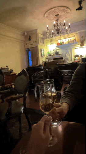 가로수길 엔틱 느낌 가득한 와인바 🍷ㅣ 버틀러