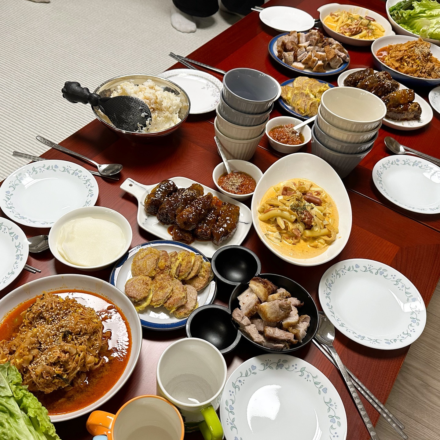 집밥하다보니 20명 초대도 가능해짐✌️
(사진속은 어른 11인상. 아이 9인상은 따로😊)
.
비록 압력밥솥 과다 용량으로 태워먹었지만🥹
이렇게 주부력 1상승했음에 뿌듯해짐🤭
.
로제떡볶이와 콩불은 이제 늘 빠지지않는 메뉴가 되어버림✨
집들이메뉴로 강력추천👍
.
#집밥#홈쿡#집들이#집들이메뉴추천#순대꼬치#로제떡볶이#집들이메뉴#소통#맘스타그램 #주부스타그램 #주부 #kfood #통삽겹구이 #삼겹살
