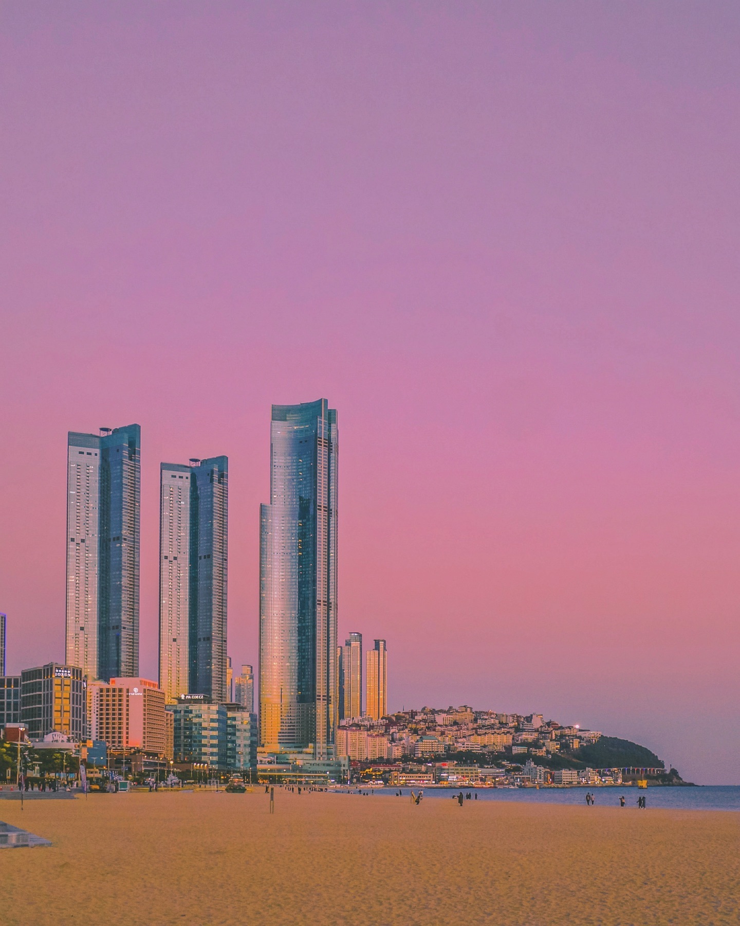해운대의 어느 날, 매직아워 속에서✨
Sunset Sky of Haeundae Beach in Pastel✨

부산하면 가장 먼저 떠오르는 이미지 중 하나💗
바로 고층 빌딩이 함께 보이는 해운대 바다인데요🫶🏻

해운대 빛축제 전 매직아워에 담은 풍경이에요🌊
요즘은 해운대빛축제로 더욱 예쁜 야경을 만날 수 있죠✨

💫 해운대 빛축제
📍 해운대해수욕장, 해운대광장(구남로) 등 일원
🗓️ 축제기간 2023.12.02~2024.01.31
🕖 점등시간 17:30~24:00

다들 즐거운 연말 보내고 있으신가요☺️
2023년도 이제 정말 얼마 남지 않았네요 !!
올해를 돌아보며 & 내년 계획을 하나씩 세우면서
남은 시간도 알차게 보내봐야겠어요🥰
🌸Goodbye 2023🌸

📍Busan, Korea 🇰🇷
▪️부산 해운대구 우동 해운대해수욕장

#해운대야경 #해운대바다 #해운대빛축제 #파스텔하늘 #연말여행 #새해여행 #감성여행 #busan 

Copyright (C) ⓒ by travelwithsera .
All pictures cannot be copied without permission.