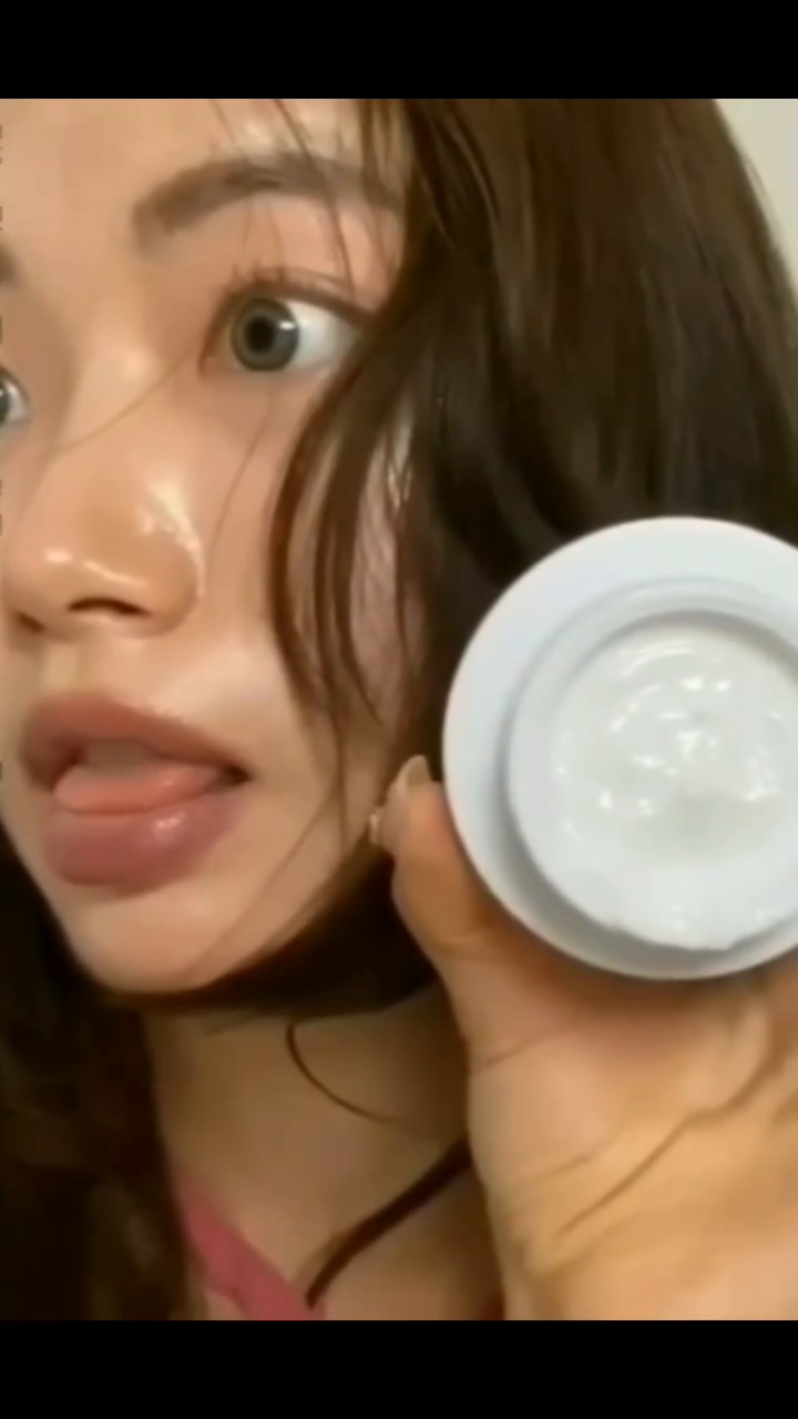 belif.official #광고 #AD

🤍💙빌리프🤍🤍💙💙🤍🖤

believe in truth

The true creamㅡmoisturizing bomb

메마른 피부를 오아시스로 바꾸는 보습폭탄의 힘
26시간 보습력이 지속되는 모이스춰라이징 밤!

피부 10층 까지 도달하는 강력한 보습효과로 
겨울철 건조한 피부를 든든히 지켜주는 

빌리프의 베스트 셀러로 유명한 모이스춰라이징 밤을 사용해 봤습니당!😊💦💦🌊🌊💙💙

깔끔한 패키지에 피부에 얹을수록 차곡차곡 쌓이는 폭발적인 보습감! 오래오래 촉촉함을 부여해 주어 탱글한 피부완성

생크림같은 제형에 첨가제 무첨가로 민감성도 안심하고 사용하는 
속건조해결 보습폭탄 크림🤍 추천드려요💗🤗💗💕💟

#빌리프 #belif #belif #더트루크림_모이스춰라이징밤 #모밤 #보습폭탄 #폭탄크림 #싱글즈 belif.official #빌리프모이스춰라이징밤 #빌리프더트루크림 #빌리프크림 #수분크림추천 #보습크림추천 #속건조수분크림 #속보습개선 #속보습크림 #보습폭탄크림#뷰덕 #뷰스타그램 #뷰티스타그램 #뷰티 #뷰스타 #인스타뷰티 #뷰티그램 #메이크업 #코스메틱 #화장품#무첨가