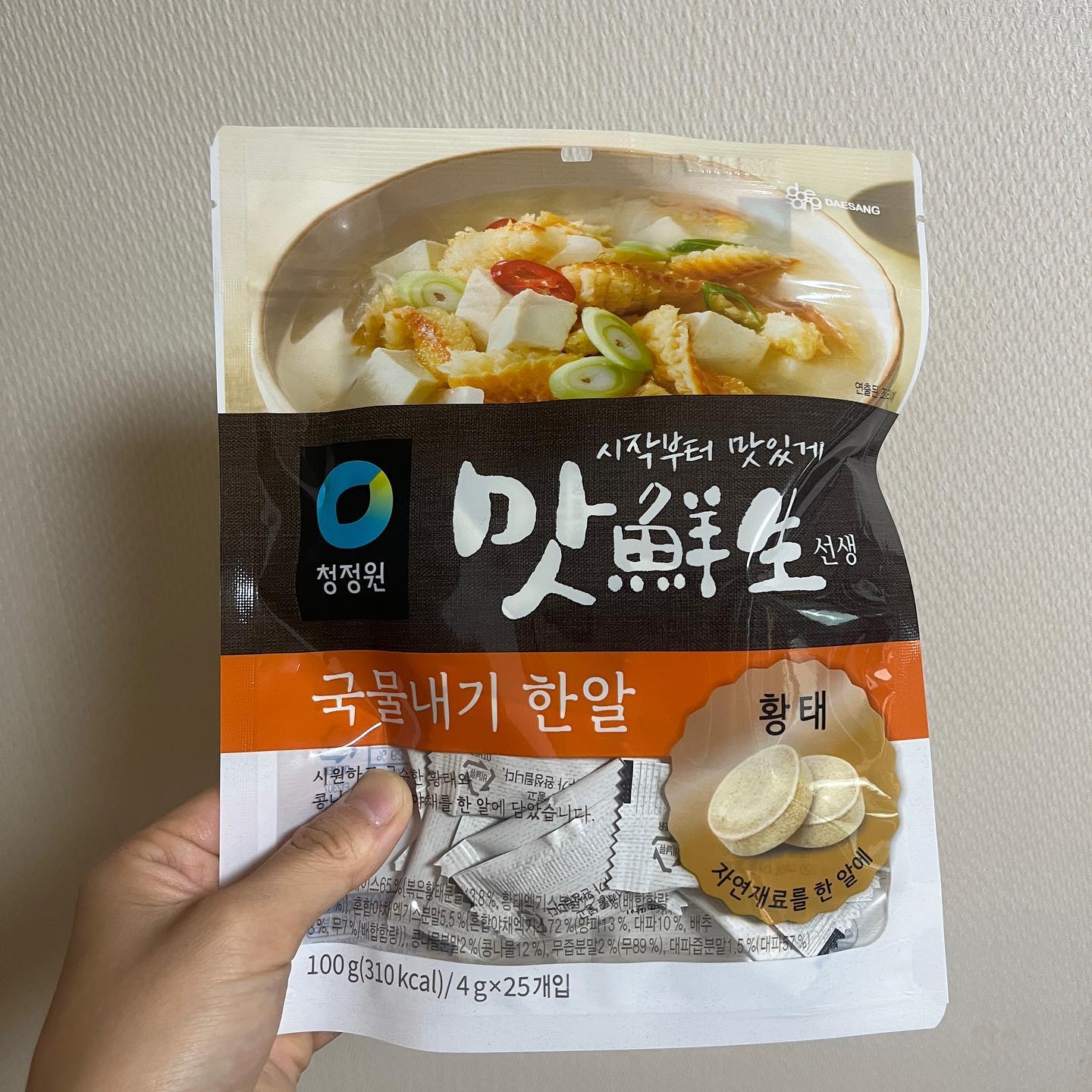 #협찬 
"맛선생 국물내기 한알"
맛선생 국물내기 한알! 요제품으로 오늘 된장국을 끓여보았어요 ㅎㅎ
보글보글 된장찌개 끓이는거 쉬워보이지만 육수가 엄청 중요한거 아시죠!
맛선생 국물내기 한알 이면 감칠맛 + 시원한맛을 내는 육수가 뚝딱!
황태, 콩나물, 무, 대파, 양파 등등 시원한 국물맛을 내기 딱 좋은 정성껏 선별한 자연재료를 한알에 담아 간편하게 맛있는 육수 완성할 수 있어요!

350ml끓는 물에 국물내기 한알 1알을 넣고 풀어진 국물에 그대로 뚝배기 된장넣고 끓여줬더니 진짜 밖에서 사먹는 된장국맛이,,,,,,,,ㅠㅠ

요리가 서툰 저도 너무 간편하게 사용할수가 있어서 요리똥손들에게도 강츄아이템 ㅎㅎㅎ 

특히 낱개로 깔끔하게 포장되어있어서 위생적으로 보관할수있고 쉽게 눅눅해지지않아서 간편하게 휴대가 필요한 캠핑이나 야외등에서도 유용하게 쓰일 제품! 강츄해용

#청정원 #맛선생 #맛선생국물내기 #국물요리 #레시피 #간편요리 #간편육수 #육수한알 #코인육수 #고체육수 #레시피 #황태 #해장 #콩나물국 #된장국 #요리똥손