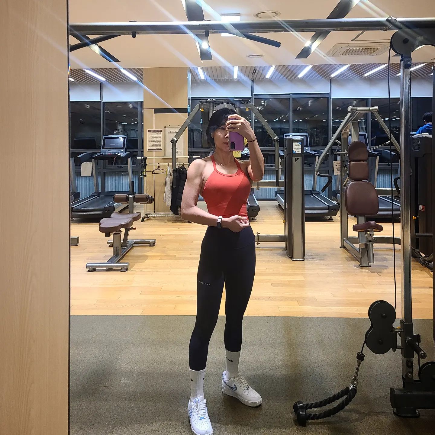 오랜만의 피드💕

인님둘 잘 지내셨나요
전 요즘 너무 바쁨+스트레스의 콜라보로
통 운동도 못하고 지냈습니다

스트레스 받으니까 한가지 장점은
살이 저절로 빠지네요? 개이득❤️
다만 운동할 시간이 없어서
근육도 같이 빠졌.......🥲

당분간은 일주일 3번 운동하기가 목표인데
현상황으로는 그나마도 쉽지 않을것 같아서 큰일이에요
인님들 주 몇회 운동 유지하고 계신가요ㅠㅠ

어서 이 숨돌릴 틈 없는 일의 틈바구니에서 빠져나올 수 있기를,
정신적 신체적 여유를 찾을 수 있기를 바랍니다
 
어쨌든 개운하게 불금 오운완🔥
