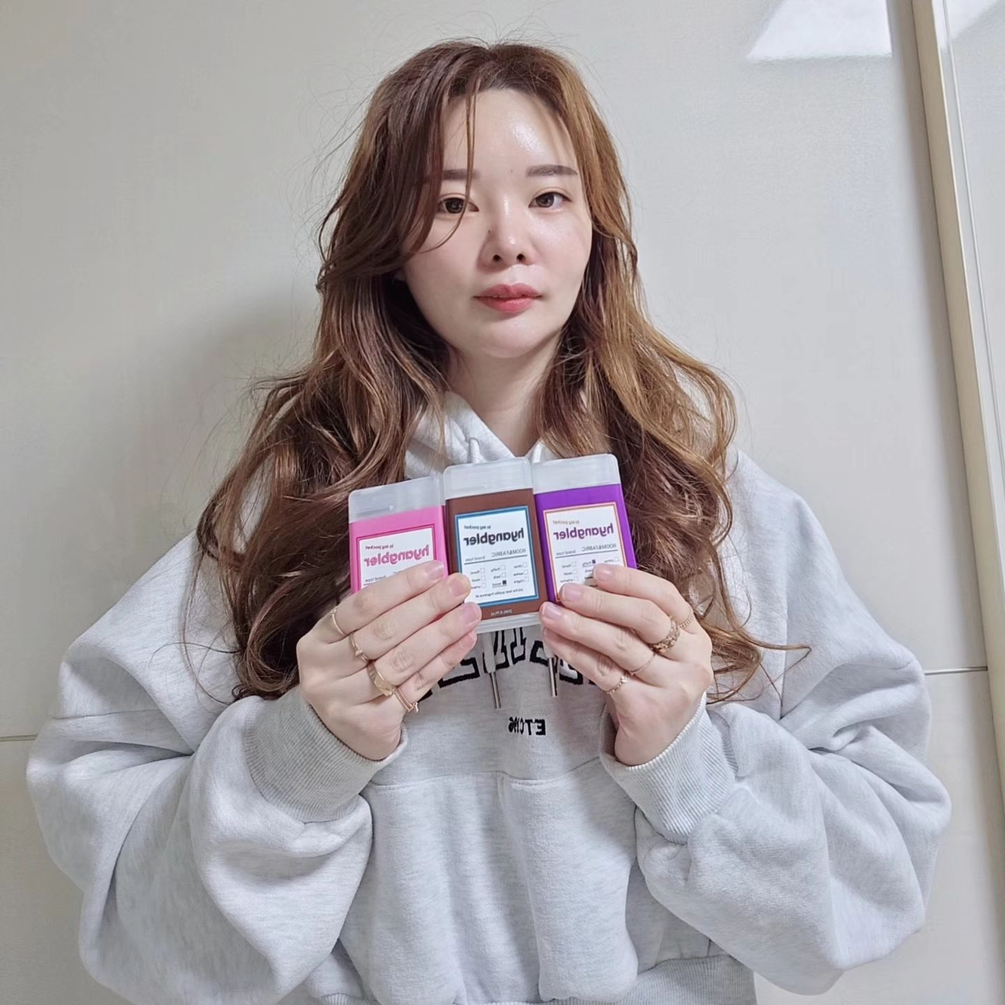 #협찬

💜그린핀아 향블러 섬유향수 20ml💜

향수 좋아하는 나에게~~ㅎㅎ
이렇게 이쁘고 앙증 맞은 섬유향수를 만나게 될 줄이야~~~

포장도 그렇고 디자인 뭐 하나 빠지는게 없는 향수🙈

주머니 또는 파우치에 완전 쏘~옥 들어가용~
완전  미니멀한 사이즈로 휴대하기 좋은 향수에용

운동 후, 매일 입는 교복,유니폼 ,고기 먹은 후, 담배냄새 제거, 운동화, 빨래 건조시, 이불/커튼 등의 패브릭에 등등 다양한 곳에 사용할 수 있어용

향료의 부향률을 높여 발향력과 지속력을 높인 점🫶

요 향수 선물용으로도 아주 좋을 것 같아용~~추천추천 😁

#그린핀아 #섬유탈취제 #섬유향수  #룸스프레이 #탈취제 #차량용탈취제 #차량용방향제 #차량방향제 #섬유향수추천 #집들이선물 #좋반 #좋아요 #일상 #소통 #선팔 #인친 #협찬문의