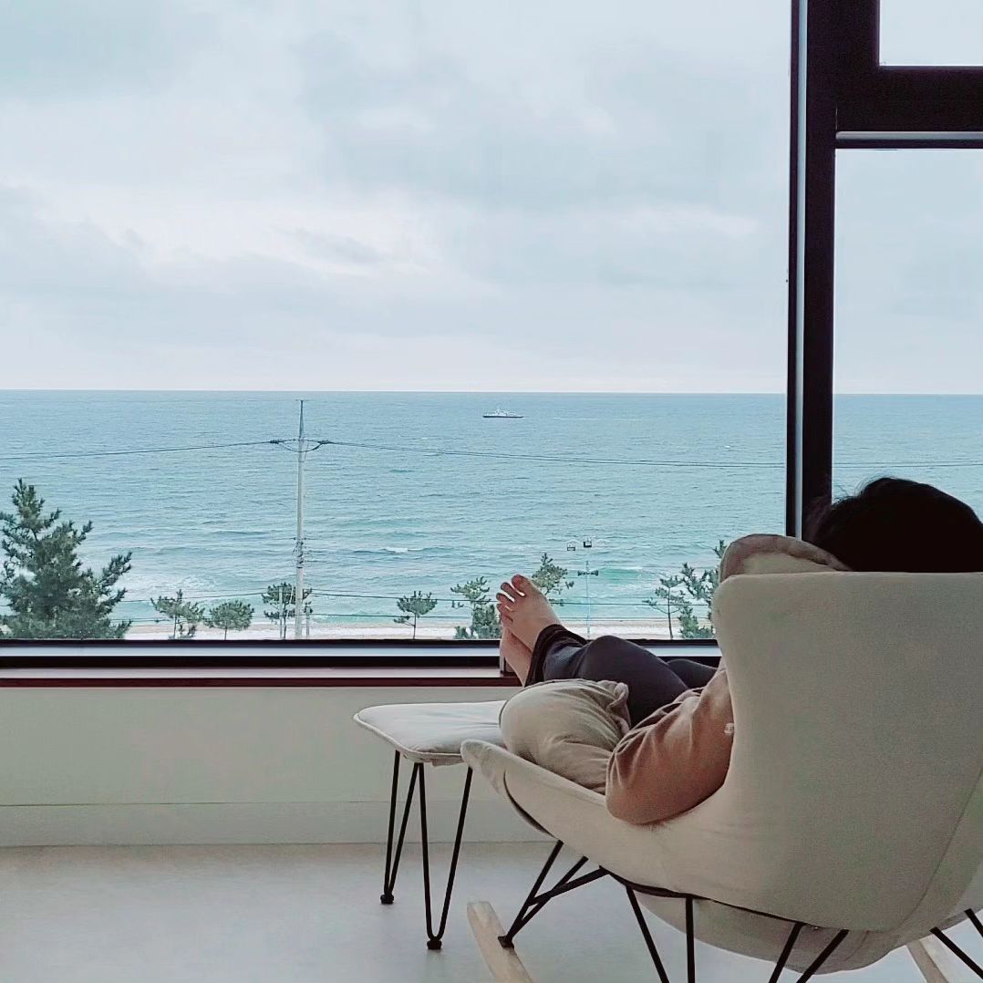 매일아침 이렇게 바다를 볼수 있다면 
얼마나 좋을까? ㆍㅡㆍ

오빠 🎂 생일축하겸 다녀온 양양여행
눈이 엄청와서 다른나라같고 아주~
신축+청소에 목숨거신 사장님 = 펠리치타
여기오길 잘했으👍 

✅️ 바베큐+오션뷰스파 무료! 
✅️ 조식뷔페 한식, 양식 무료! 

👒 펠리치타 (felicita_yangyang )

객실정보 ㅣ401
 14만원~30만원
 스파+오션뷰 통창+숲뷰 개별 바베큐테라스

#양양숙소 #절미일기_양양 #양양오션뷰숙소 #양양스파펜션 #양양오션뷰스파펜션 #yangyang #조식주는펜션 #양양신축펜션