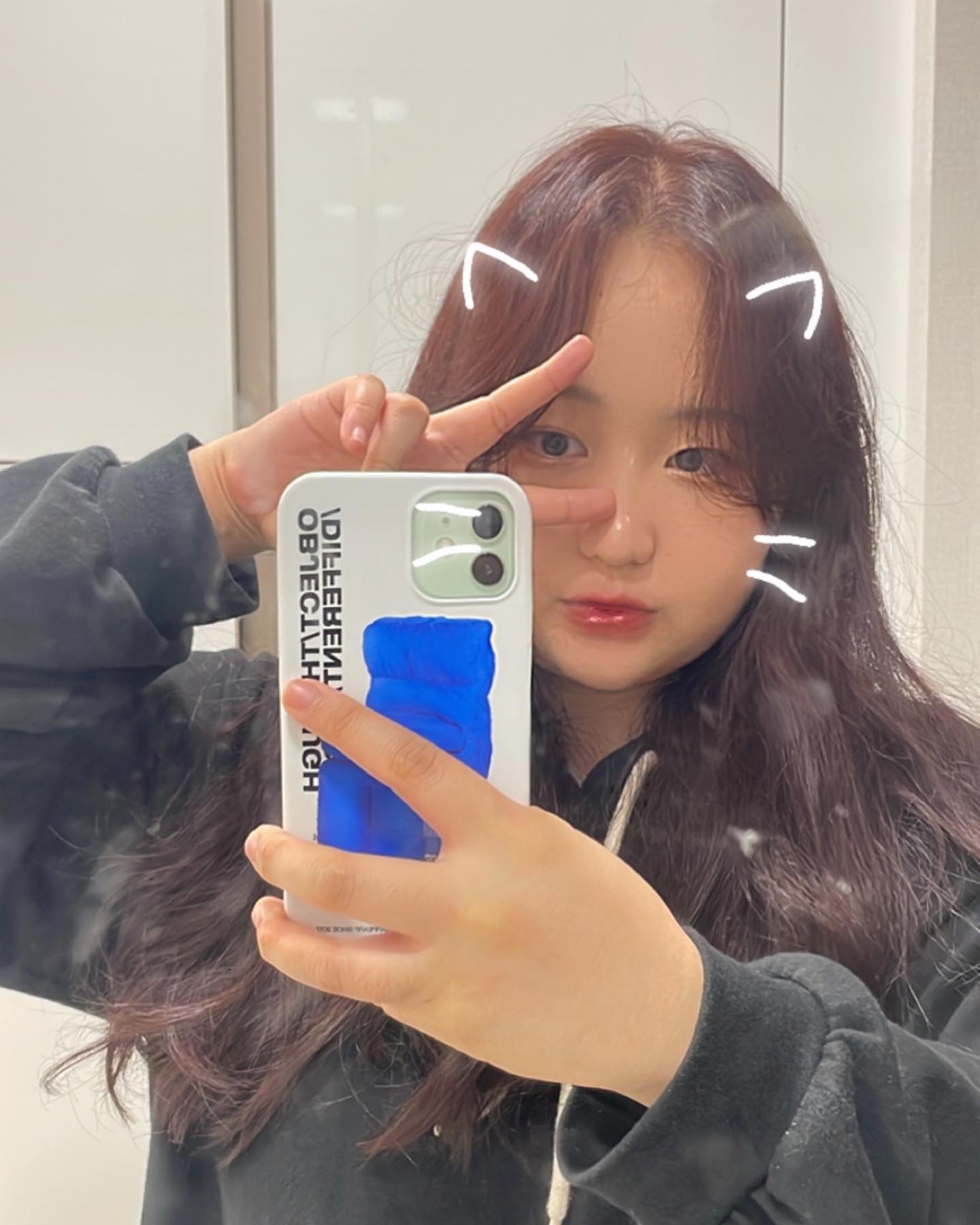 오랜만에 머리 염색🍒
색깔 너무 예뻐서 기분 좋당