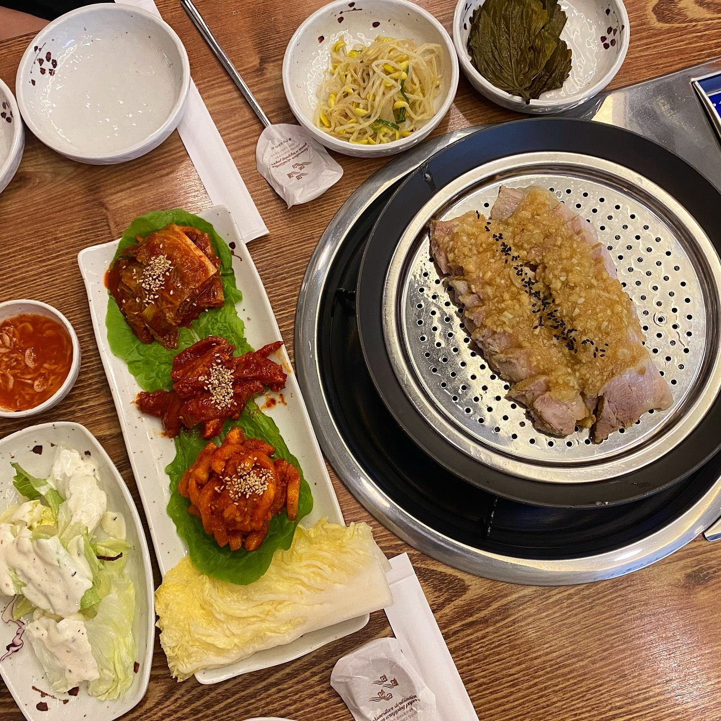 #먹쭈 #덕정맛집 #보쌈집 

📍경기 양주시 엄상동길 36-17 #덕정마늘보쌈 

양주 덕정 엄상동길 마늘보쌈 맛집
내부는 깔끔하고 꽤 넓어서 단체모임 회식 가족외식하기에 좋아요
덕정에서 마늘보쌈 맛집으로 유명하다고 하는데 마감 얼마 안남기고 들어가 한산한 느낌이지만 전화 주문은 계속 들어오고 있었어요
주문을하면 기본반찬으로 샐러드 콩나물 깻잎절임이 나오고 색깔부터 맛있어 보이는 김치 가오리무침 무말랭이가 나와요

#마늘보쌈 32,000원
마늘소스는 맵지도 않고 달달하니 매력있고 고기는 비계랑 살코기 비율도 적당하고 촉촉하고 야들하니 소스랑 조합이 너무 좋아요
그냥 먹어도 너무 맛있지만 무말랭이랑 먹으면 더 맛있어요

#쟁반막국수 7,000원
보쌈 먹을때 빠질 수 없는 막국수는 새콤달콤하니 면빨도 쫄깃하고 보쌈이랑 너무 잘어울려요
그리고 막국수는 비벼 나와 잘라서 먹기만하면 되서 편하고 양도 많아요

#순두부찌개 5,000원 (서비스)
그리고 보쌈을 시키면 서비스로 순두부찌개가 나오는데 칼칼하니 얼큰하고 건더기도 많아서 서비스 느낌이 아닌 메인안주 같은 느낌이에요

덕정마늘보쌈 덕정 맛집답게 고기에 잡내 없이 부드럽고 곁들여 먹는 김치부터 사이드메뉴까지 다 맛있었던 맛집이에요
이젠 겨울이라 굴보쌈도 파는데 굴보쌈 먹으러 재방문 꼭 할거에요
양주 덕정 고암동 사시는 분들은 꼭 방문해 보세요

#양주맛집 #덕정동맛집 #고암동맛집 #엄상동길맛집 #보쌈맛집 #보쌈맛집추천