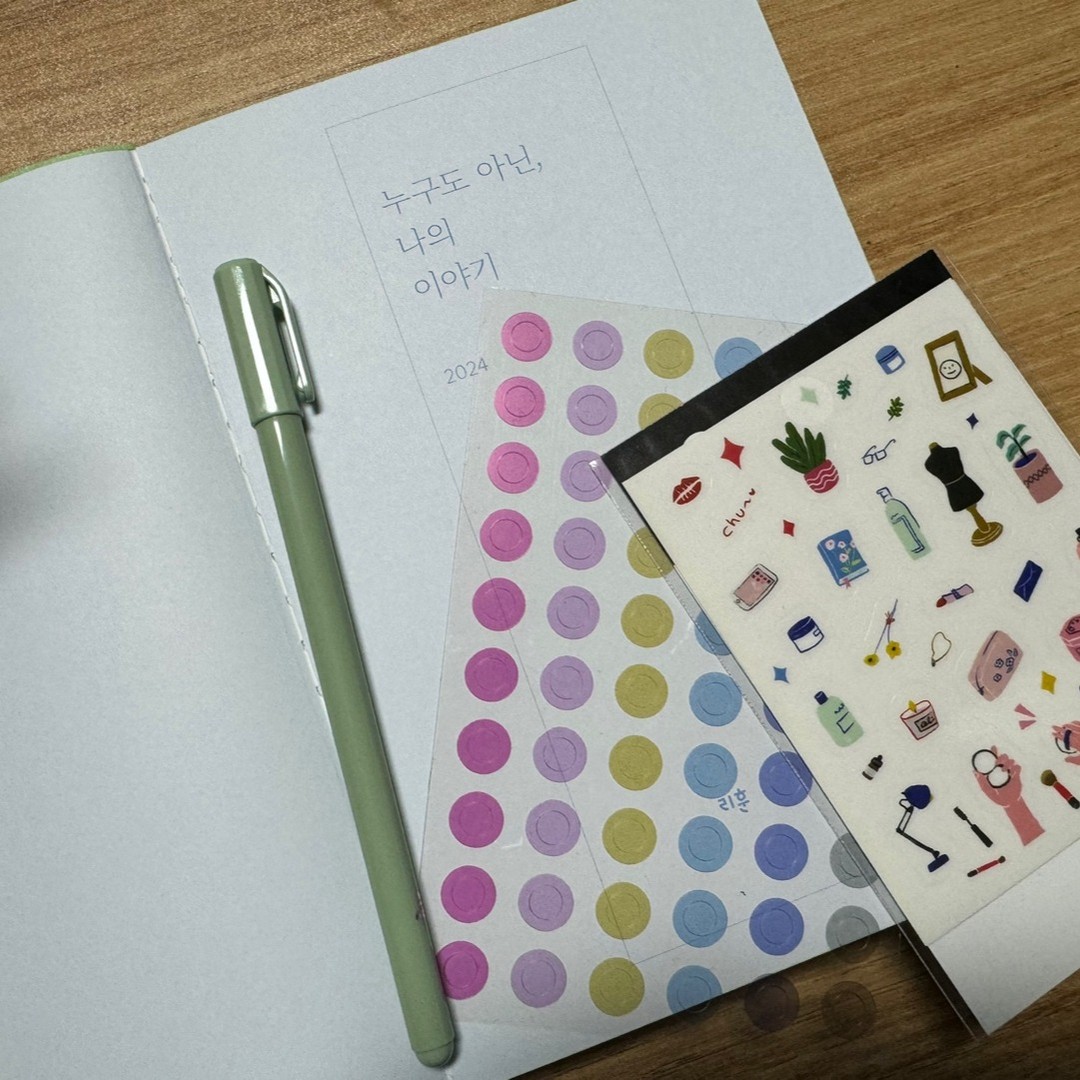 업무용으로 사용하기 좋은 리훈
그란데 데일리 다이어리
하루 한페이지 사용하기 굳❤️
단점이랑 하루 한페이지 분량이라
무겁다는거 하지만 사무실이나 집에서
놔두고 사용하는 용도로 추천드려요
색상도 너무 이쁘고 다다 맘에 들어요
역시 믿고쓰는 리훈 신제품 및 
이벤트 소식은 인스타로 가장 먼저 
접할수 있으니 검색!!
#협찬 rihoon #리훈이야기다이어리 #2024다이어리 #다이어정리 #데일리플래너** #위클리꾸미기#다꾸초보러#플래너그램#일기는일기장에#먼슬리플래너#노트꾸미기#위클리꾸미기#일기장스타그램#회사다이어리#데일리일기