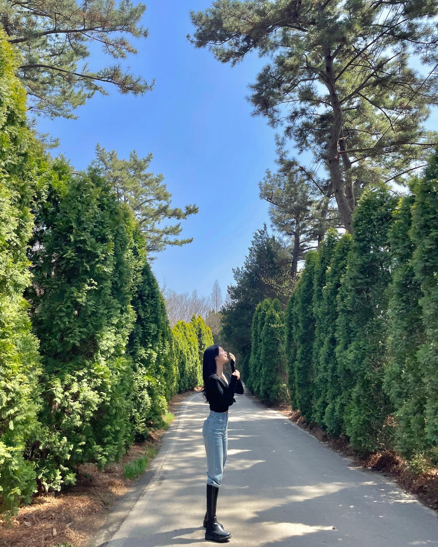 태어나 처음으로
핫걸이 되어보았습니다 킼🤍

나이가 몇인데 아직도
배까지고 어깨 까진 옷이 부끄러운지 참,,

마지막 사진 냄새 쥬의💨