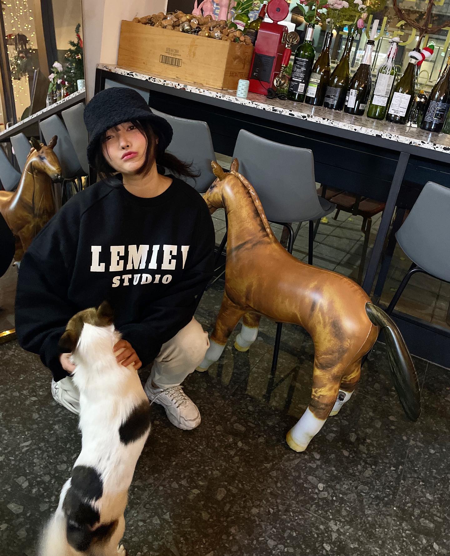 인생 모자와 옷 천국 lemiev_official 
S/S 시즌도 너무 예뻤는데 이번 F/W는 더 예뻐요❣️
유니섹스로 여자도 남자도 예쁜 핏으로🫶
이번에 black friday로 할인중이니까 다들 득템하세요❤️

#lemiev #르미에브 #르미에브볼캡 #르미에브맨투맨 #ootd