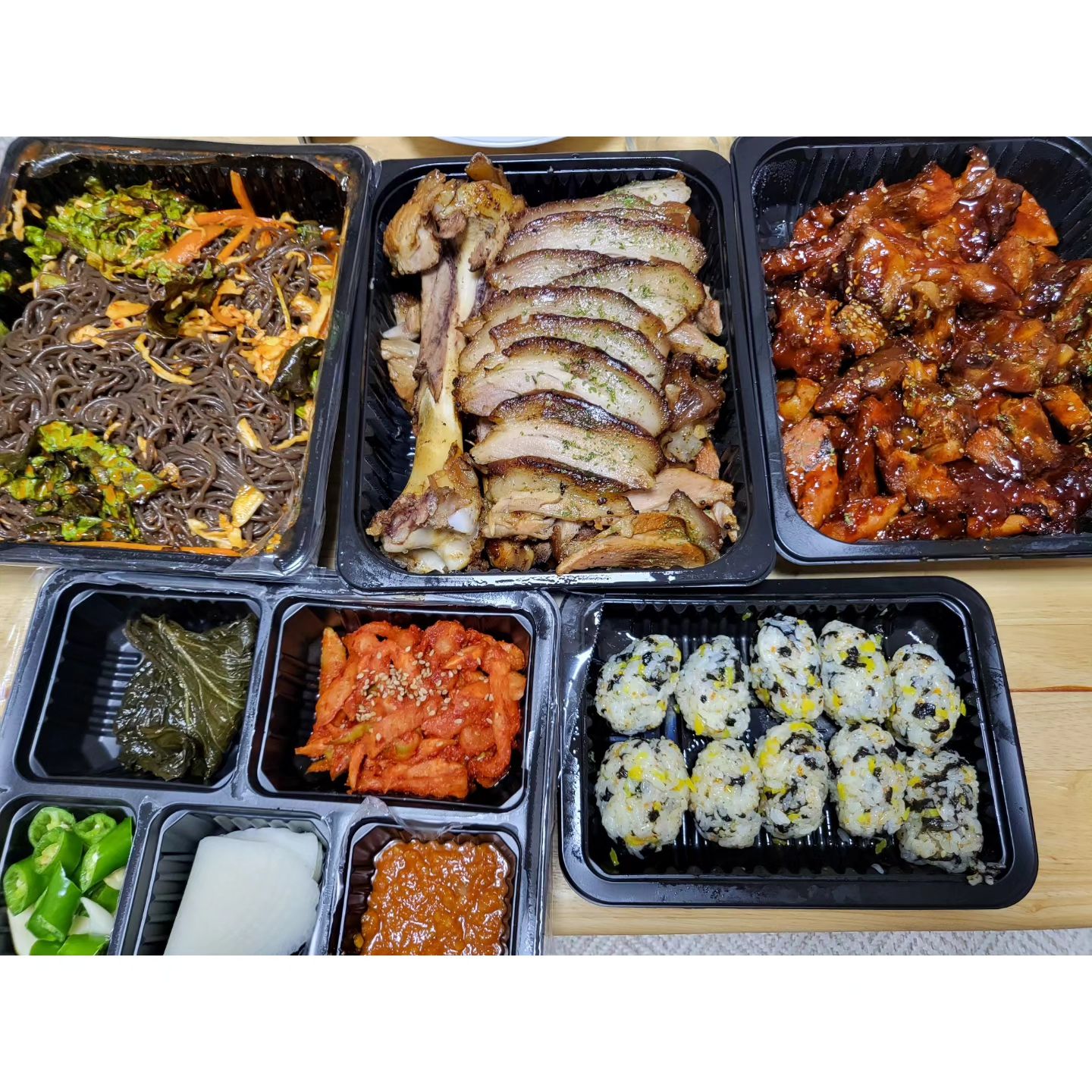.
매년 함께하는 돌모와
지났지만 즐거웠던 나의 생일날💕
내가 유일하게 좋아하는 레드벨벳케이크

아침 해장까지 완벽했다
.
.
.
#돌모#생일#족발#소금족발#불족발#투썸레드벨벳#육회#해장냉면#먹다지침