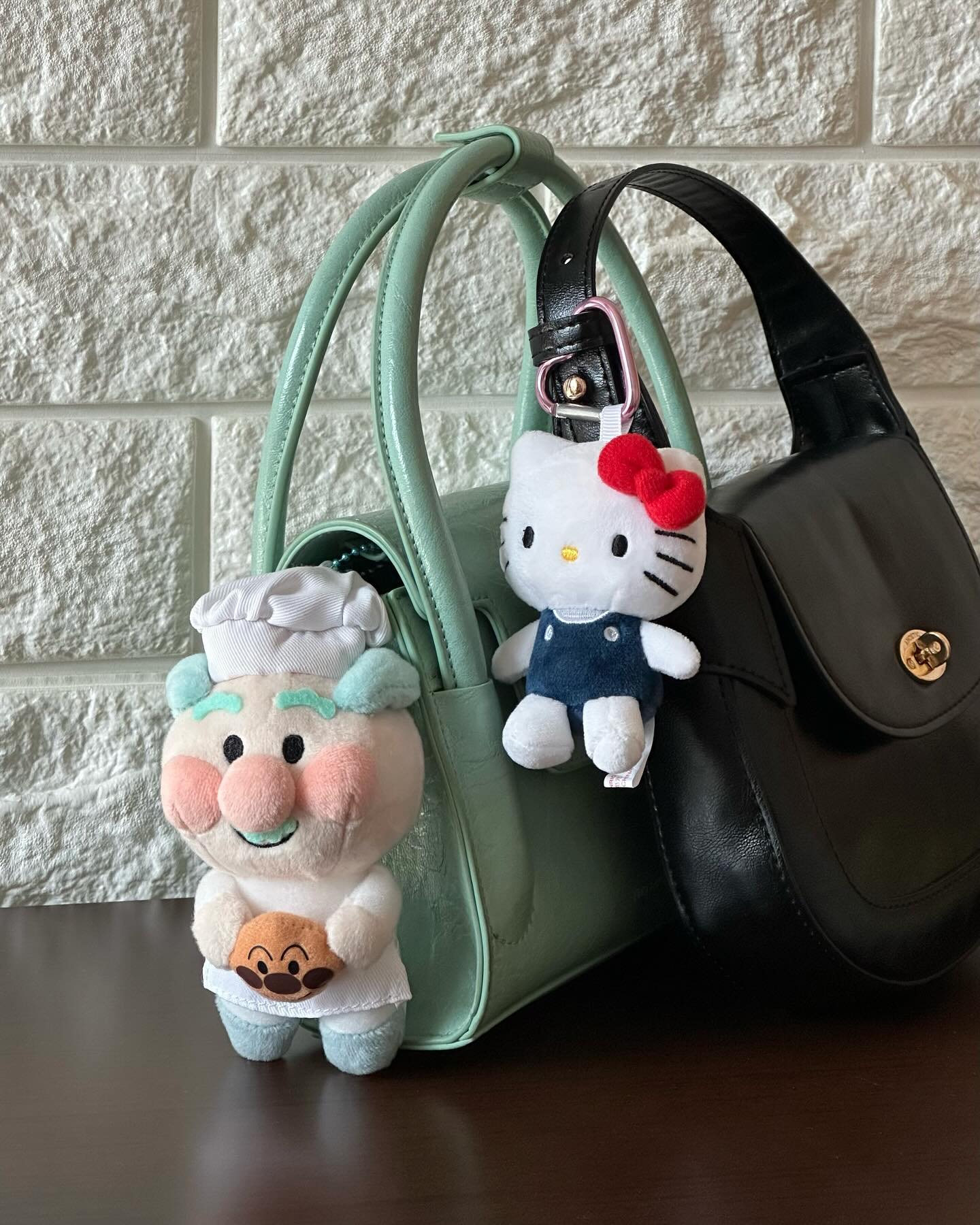 후쿠오카 호빵맨박물관에서 산 잼아저씨랑 오빠가 사준 산리오 정품 헬로키티..🩵🧵🍎 너무 귀여워서 기절🫨 가방이랑 찰떡이다 .. 특히 아노에틱 가방이랑 키티 너무 찰떡이라 겨울 내내 문신 가방이다 너무 귀여워서 밖에서도 만지작 만지작거리는 게 일상
ps.. 양다리 올리면 앉아있는 헬로키티🤯

#잼아저씨 #헬로키티 #파인드카푸어 #아노에틱