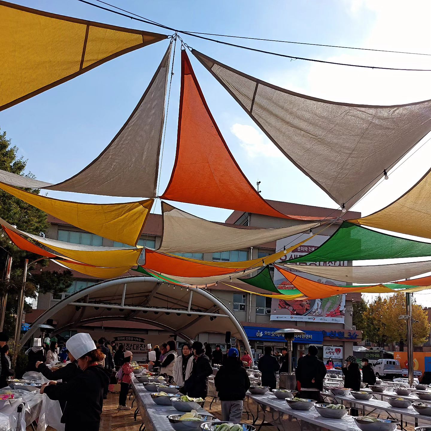 김장의 맛(?)을 알려주고 싶어서 신청 후 다녀온 #오색시장 #김장축제
진짜 절여진 김치에 만들어주신 김치소만 비벼넣고 포장하면 끝
그런데 생각보다는 옷에 김칫국물이 많이 묻는다
옷 세척이 일이었지만 즐거운 경험이다!
•••
#김장체험 #김장 #겨울준비 #월동준비 #작년김치도있는데 #햇김치 #오산 #주말