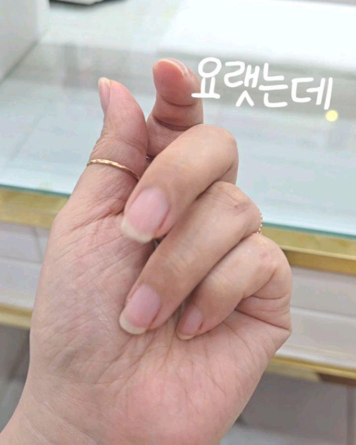 #협찬 #리뷰노트 올해 첫 젤네일 해따!
여름맞이 네일아트 두둥!

처음으로 해본 자석젤.
자석젤도 종류가 많더라.🌸
무거운 느낌 말고 좀더 밝고 화사한 자석넬이 있어 보자마자 이거요!!! 했음. ㅎㅎ

사진에 이쁨이 제대로 표현이 안되는게 아쉽네.
지저분한 큐티클 말끔히 제거하고 원하는 라운드스퀘어로 손톱모양 다듬고~ 

꼼꼼하게 잘해주심.
이런저런 대화 나누다보니 어느새 완성!❤️

오늘엔네일
서면 구 엔씨백화점 뒤 큰도로변 위치.

#서면네일 #전포동네일 #부산이달의아트 #오늘엔메일 #서면네일수강