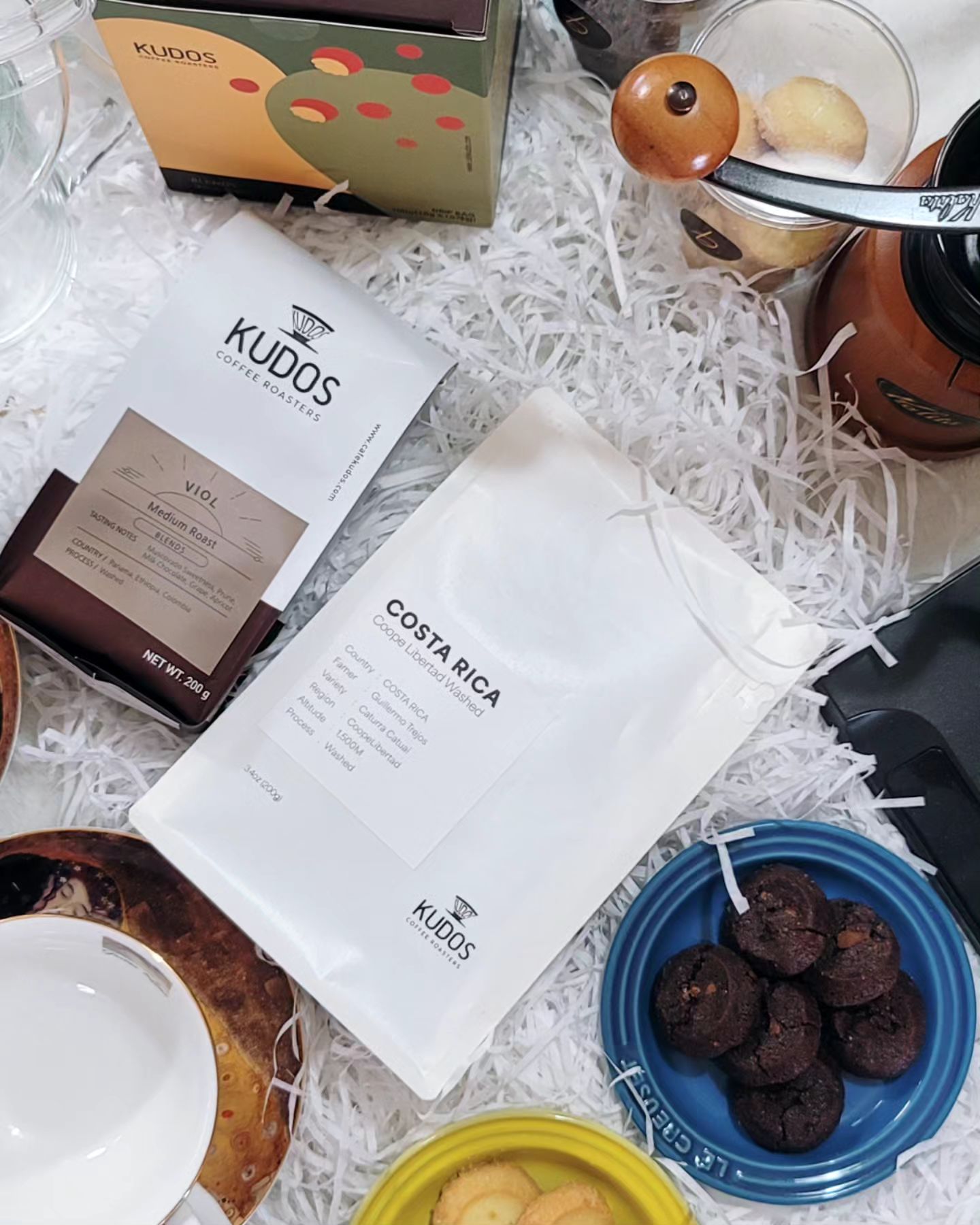 #협찬
'
'비파티세리' & '쿠도스 커피 로스터즈'로 홈 파티세리!☕️✨️
bpatisserie_seoul cafekudos_
[쿠도스커피로스터즈 블렌드, 싱글, 드립백 / 비파티세리 쿠키]
'
쿠도스 커피 로스터즈는
미국 샌프란시스코 3대 베이커리 중 한 곳인 '비파티세리' 와 함께 운영하는 스페셜티 브랜드입니다!🙆🏻‍♂️👍🏻
'
패키지부터 산뜻한 쿠도스 원두를 홈카페를 열어 맛을 보니 맛은 물론 향도 너무 좋아 소중한 사람들에게 내려주고 싶은 생각이 물씬 드는 맛이였습니다!☕️✨️
'
코스타리카 꼬빼 리베르타드 워시드는,
청사과, 라벤더 티와 같은 허브향이 매력적으로 다가오고 커피 배전도를 미디엄으로 로스팅하여 부드러운 산미를 가지며. 농밀한 단맛을 느낄수 있는 커피 입니다!

비올블렌드는,
오케스트라에서 존재감을 드러내지 않고. 묵묵히 한자리에서 화음을 맞추어주는 어울림과 울림을 주는 비올라 처럼 커피의 3대맛인 단맛, 쓴맛, 신맛 중 단맛이 높고 부드러운 밸런스를
표현한 커피입니다!🎑🌟
'
너무 좋아하는 비파티세리의 원형쿠키 2종 ‘휘낭시에', '초콜릿사블레’를 쿠도스 원두와 함께 먹었는데 풍부한 버터맛이 커피와 찰떡궁합이었습니다!🍪🧈
'
◾️주소 : 서울 마포구 마포대로14길 4 1층
◾️운영시간 : 매일 10:00 - 22:00
◾️예약문의 : 02-2135-7526
'
따뜻해지는 봄 집에서 행복한 커피타임을 즐길 수 있는 "쿠도스 블렌드" 추천드립니다!🙋🏻‍♂️
'
#쿠도스커피로스터즈#마포로스팅카페#마포카페#공덕카페 #서울카페 #카페스타그램 #서울 #카페투어 #cafe #카페 #seoulcafe #seoul #커피스타그램 #일상 #한국여행 #커피 #coffee #韓国旅行 #korea #디저트카페 #韓国カフェ #핫플 #데일리그램 #감성카페 #데일리