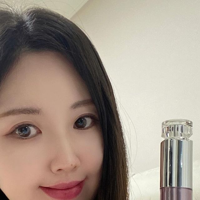  𝙗𝙤𝙣𝙖𝙝𝙤𝙧𝙖🐰 on Instagram: "#광고

피부 속까지 집중 관리하도록 도와줄 LED 디바이스 탑재형❣️

목➕눈가➕팔자주름 전용 디바이스❕
비오틱메디 ’딥 펩타이드 콜라겐 크림‘ 사용해봤어요!😘💜💛

펩타이드와 피부 구조와 동일한 작게 쪼개고 쪼갠 저분자 콜라겐 함유로➰
피부 흡수율을 높여 촘촘한 흡수로 깊이 파고든 주름을 케어하도록 도와줘요!🫶🏻✨

주름개선 유익한 원료 조합으로 피부 자극 없이 주름 개선 성분 특허완료❣️

아연 합금으로 인체에 무해하고 재활용이 가능한🌱
친환경 소재의 LED 디바이스는➰

KC 인증받은 안전한 제품으로 피부 속 깊숙이 침투할 수 있도록 초당 12,000번의 미세진동이 나와요!✨

사용해보니 촉촉하고 꾸덕꾸덕한 펩타이드 콜라겐크림이 LED 디바이스 시너지로 미세진동을 주면서〰️

겉도는 느낌 없이 피부에 촉촉하고 산뜻하게 흡수되는 느낌이 들었어요!😊💜

비오틱메디 딥 펩타이드 콜라겐크림 하나로➰
깊이가 있는 다양한 부위의 주름을 간편하게 관리해봐요!😘💛💚💖

@bioticmedi 

#비오틱메디#bioticmedi#목주름#팔자주름#눈가주름#딥펩타이드콜라겐크림
#맞팔환영 #맞팔 #좋반 #좋아요 #셀스타그램 #일상 #셀카 #뷰티인플루언서 #뷰스타그램 #selca #selfie #셀피 #오오티디 #ootd #일상스타그램 #데일리 #선팔맞팔"