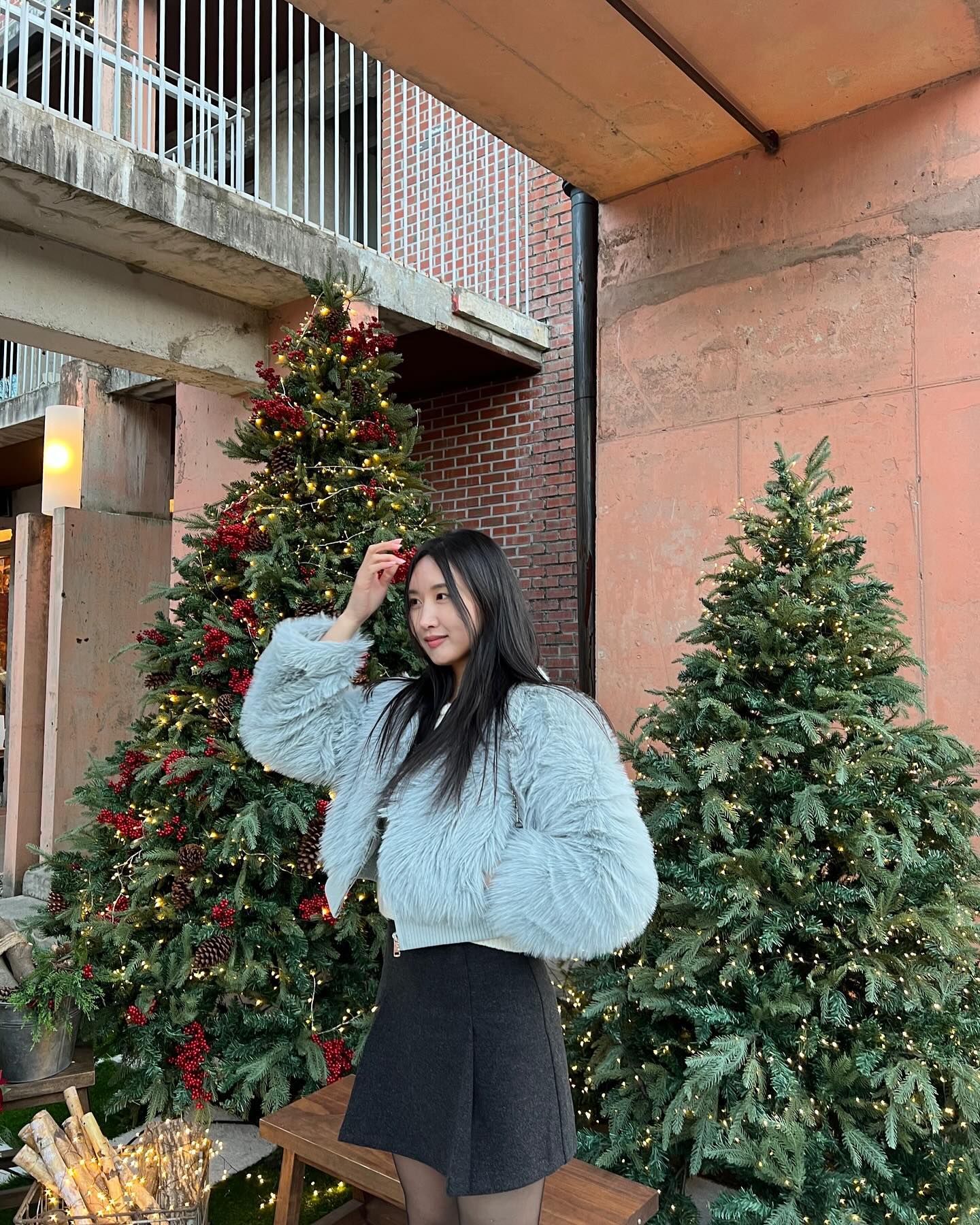 곰돌이 가방 다시 봐도 너무 귀여운데 왜 말리셨나요 다들 🥹
스토리 칭찬에 신나서 후다닥 뒤늦은 업로드 ˘◡˘ 
 
내 기억이 맞다면 이 날은 영하 5도였던 2023년 11월 
갑자기 뚝 떨어진 기온에 살갗이 따가웠는데 어느덧 겨울도 끝이 보인다

사진은 신기하다
당시엔 맘에 드는 게 하나도 없었는데 지나고 보면 다 좋다
그래서 사진은 미뤘다가 올리는 게 맞는 것 같아 (?)

아무튼 
찍어줘서 고맙단 뜻이야 수민아 ( = 내 피드 지분율 최고봉 님)