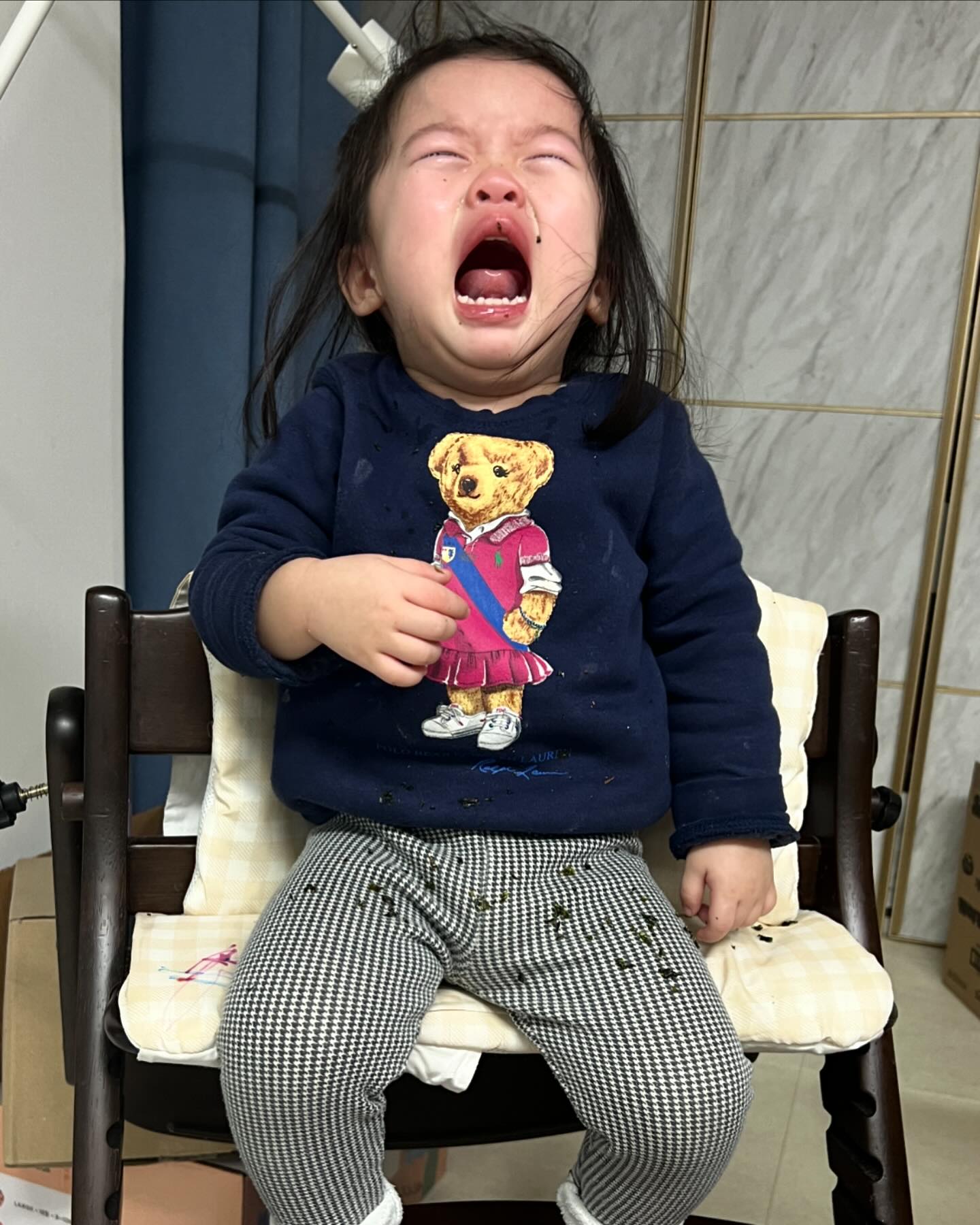 👧🏻+615 👶🏻+31 쌩떼쌩떼
쩨리 크면 꼭 보여주려고 남기는 615일의 쩨리
밥 안먹고 뽀로로만 보겠다고 하는 쩨리입니다
정말 담에 너 똑 닮은 딸 낳아라❣️ 엄마가 몸조리+예쁘게 봐주께🤭
그리고 21개월에 드디어 10키로가 넘은 쩨리에요
9개월에 9키로였는데 유아식 시작하고는 좀처럼 잘 먹지도 않다니 1년만에 1키로가 늘었네요
쩨리야 부럽다😅
🚨마지막엔 쩨리 쌩떼 영상이 있으니 오늘하루 육아에 지친 분들은 스킵하시길 바랍니다🚨