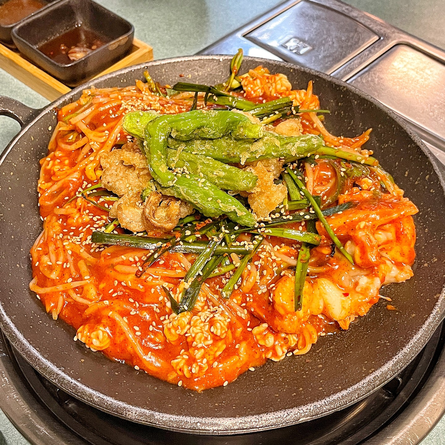 한우곱창튀김이 올라간 성수 아구찜 맛집 #성수AGU 🧡

성수동이라 그런지 외관부터 HIP한 아구찜집 😙💕
 
#곱창튀김아구찜 위에 부추무침, 곱창튀김 그리고 꽈리고추튀김이 올라가 있어요 🧡
따끈따끈한 튀김들은 그냥 먹어도 고소하니 맛있답니다 😁

이집은 특이하게 튀김을 찍어 먹는 황태소금이 나온답니다 👍 
전혀 짜지 않아서 듬뿍 찍어도 괜찮아용~ 느끼함을 잡아주고 고소함이 배가 되는 맛 🥰

살이 토실토실한 아구와 곤이가 푸짐하게 들어가서 완전 맛도리에용 🤗

뚝섬근처 성수동에서 아구찜이 생각날땐, 성수AGU로 GOGO💨

#성수아구찜 #성수동맛집 #성수한식 #뚝섬역맛집 #서울아구찜맛집 #성수맛집 #서울숲맛집 #서울숲한식맛집 #성수데이트 #서울숲데이트

🔴 성수AGU
📌 서울특별시 성동구 상원길 48-1 AGU
☎️ 0507-1474-5667
⏰ 매일 12:00 - 23:00 B.T 15:00 - 16:00 L.O 22:00

📋
한우곱창튀김아구찜 (23,000) *2