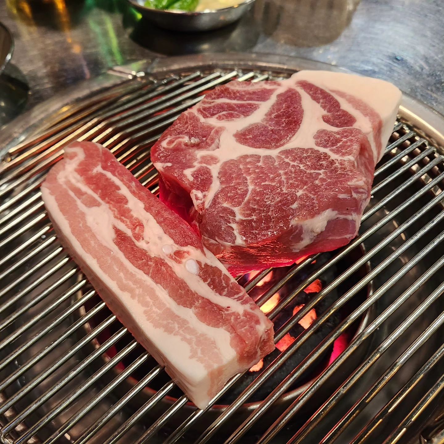 ⠀
어제 우리 부부 외식 픽은 동태찌개였다
하지만 감기 걸린 아드님이 삼겹살을 외쳤다
안 맞아
⠀
⠀
⠀
⠀
⠀
⠀
#정왕동맛집