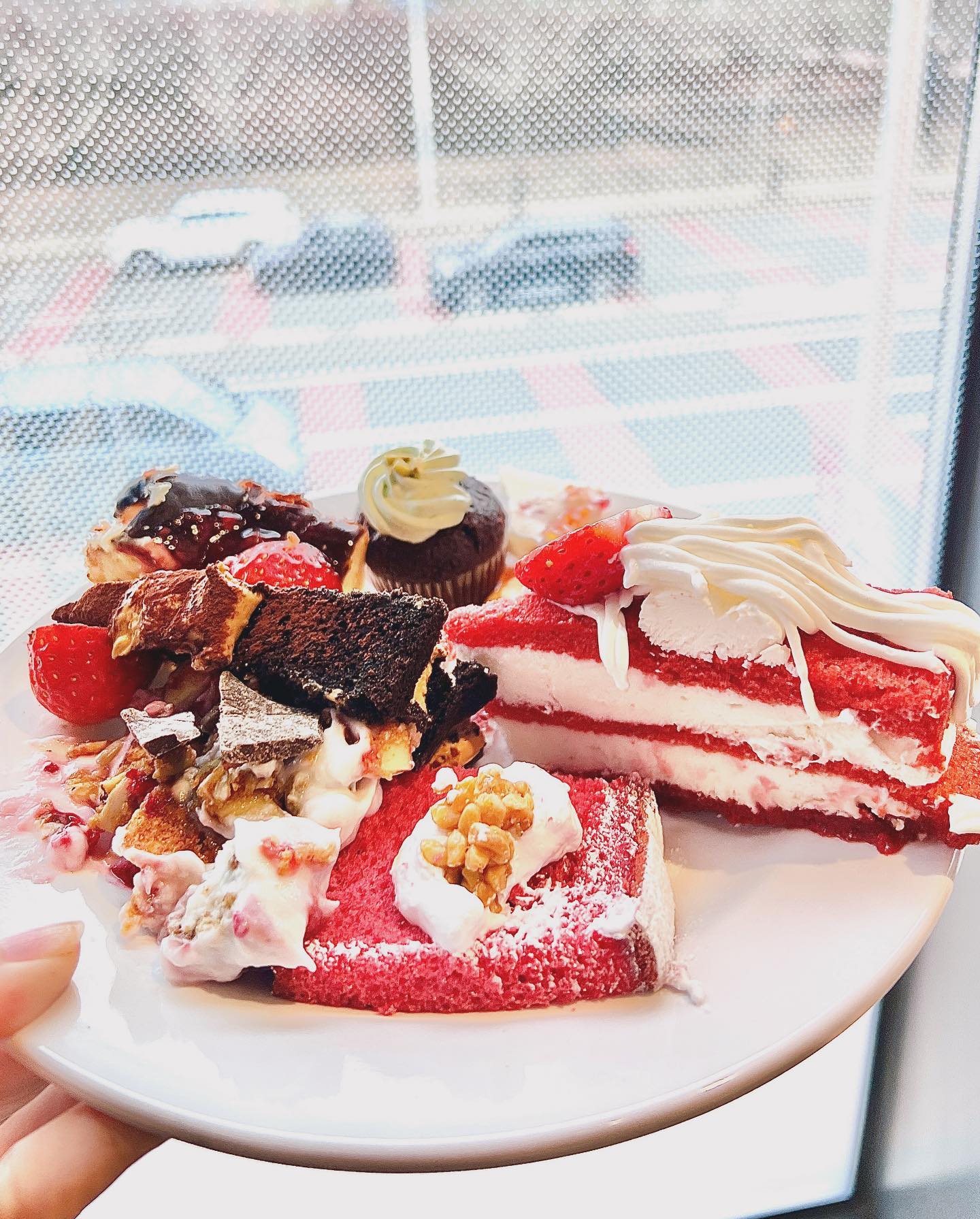 #협찬 애슐리퀸즈 화정역 그랜드 오픈🥳
1월 19일 빽다방 빵연구소 건물에 큼지막하게 생긴 곳.

유럽풍 인테리어에 엄청난 가짓수의
샐러드바 메뉴들이 먹순 먹돌이들의 마음을 흔드는 곳이다.

그릴, 스시, 중식, 피자와 파스타 종류가 많고
디너, 주말에는 무제한 연어를 먹을 수 있는데
무엇보다 화정역 애슐리 퀸즈에 주목해야할 이유는
2/1 출시될 딸기 축제를 먼저 만날 수 있기 때문!

한 접시 가득 담아도 모자랄 딸기 디저트들이
가뜩이나 맛있는 식사에 산뜻함까지 더해준다. :)

✔️애슐리 퀸즈의 특장점 또 하나!
바로 가격대인데
런치/디너/주말 순으로

성인: 19,900/25,900/27,900
초등생: 12,900/15,900/15,900
미취학아동: 7,900/7,900/7,900

넓고 황홀한 인테리어, 음식의 넘치는 퀄리티와 종류 대비
상당히 합리적으로 가족, 연인, 친구 누구와 가도
좋을 레스토랑으로 추천드린다. 

 #애슐리 #애슐리퀸즈 #애슐리퀸즈화정점 #고양화정맛집 #화정역맛집 #덕양구맛집 #고양맛집 #일산뷔페 #고양가볼만한곳