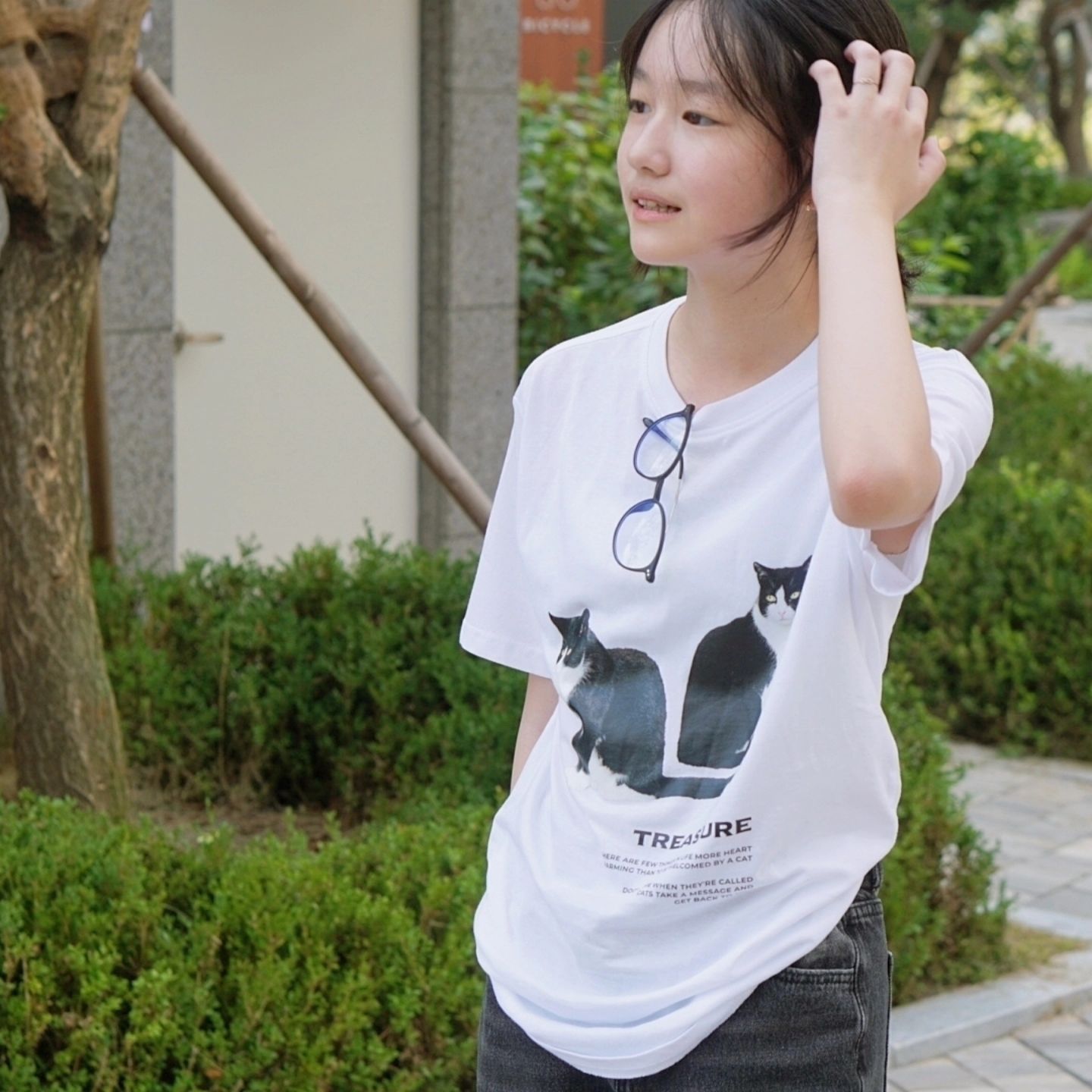 #협찬

합리적인 가격에 퀄리티까지 잡은 스냅스의 신상 티셔츠👕
만나봤어요🤗 신규 런칭 상품인데 아주 만족스러웠답니다
저희딸이 직접 고른 귀여운 고양이 프린팅을🐈‍⬛ 넣어서 만든
화이트 티셔츠와 영문 이름을 포인트로 만든 블랙 티셔츠에요
디자인을 직접 제작 할 수 있어 좋았구요! 👕 원단은 가볍고
착용감이 좋은 면 100% 원단을 사용해 편안하고 넥라인은
폭과 깊이가 적당하고😌 네크 테이프 처리로 목이 늘어지지
않네요~ 밑단과 소매는 더블 스티치 마감 처리를 하여 옷이
견고하고 오래 입을 수 있어요! 세탁 후 변형도 없었어요👍🏻
스냅스하면 포토북과 굿즈로 유명한데✨️ 커스텀 티셔츠의
프린팅은 국내 최초 원본에 가장 가까운 디지털 Plus 인쇄
방식을 사용해 섬세하고, 세밀하게 프린팅 할 수 있네요🖨
이 가격에 이 퀄리티면 재주문각은 물론이지요👌🏻 다음에는
가족사진 찍을 때 가족티 스냅스에서 제작해 입기로 했어요
기념일이나 단체티 가족티 등 티셔츠 주문제작은👕 스냅스!
스냅스의 신상 티셔츠 만들기 '커스텀 티셔츠' 추천드려요💝

👕 저희딸은 160cm 38kg s사이즈 착용했어요 👕

#스냅스 #티셔츠제작 #커스텀티셔츠 #티셔츠디자인 #티셔츠만들기
#티셔츠주문제작 #반팔티제작 #커플티셔츠 #우정티셔츠 #티셔츠추천