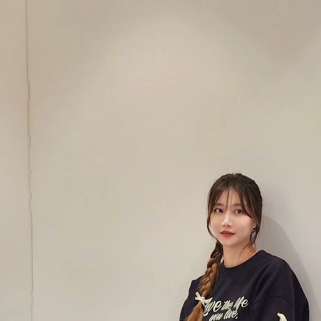  🎀 별희 on Instagram: "#제품협찬

봄엔 셋업 입어줘야쥬-🎀

편하게 입기 좋고, 예쁘기까지 한
메타퍼 투피스 입었어요😆

'리본 포인트 디테일'이 돋보이는 투피스 셋업이에요-

사랑스러움 가득한 셋업에 맞춰서
한쪽으로 머리 땋고 리본도 묶어줬어요 ۶ৎ

맨투맨 소매 절개와 리본이 완전 취저에용!!
스커트 허리 밴딩이 두꺼워서, 안정감 있게 잡아주고,,
너무 조이거나 헐렁하지 않아서 아주 편하고 좋았어요 ദ്ദി◍•ᴗ•◍)

맨투맨 전면에
'당신이 사는 삶을 사랑하고
당신이 사랑하는 삶을 살길'이라는 문구 프린팅이,
삶을 한번 돌아보는 시간을 갖게 해주더라구요!
뭔가 찡하고,, 생각하게 되는 문구🩷

투피스 셋업으로 코디 고민 없이 예쁘게 입자구용〰️

✅️ 메타퍼 : 리본 스웨트셔츠 & 스커트 세트

@metapher_seoul #메타퍼 #투피스 #투피스셋업 #투피스세트 #봄코디 #꾸안꾸룩 #트레이닝셋업 #스커트셋업"