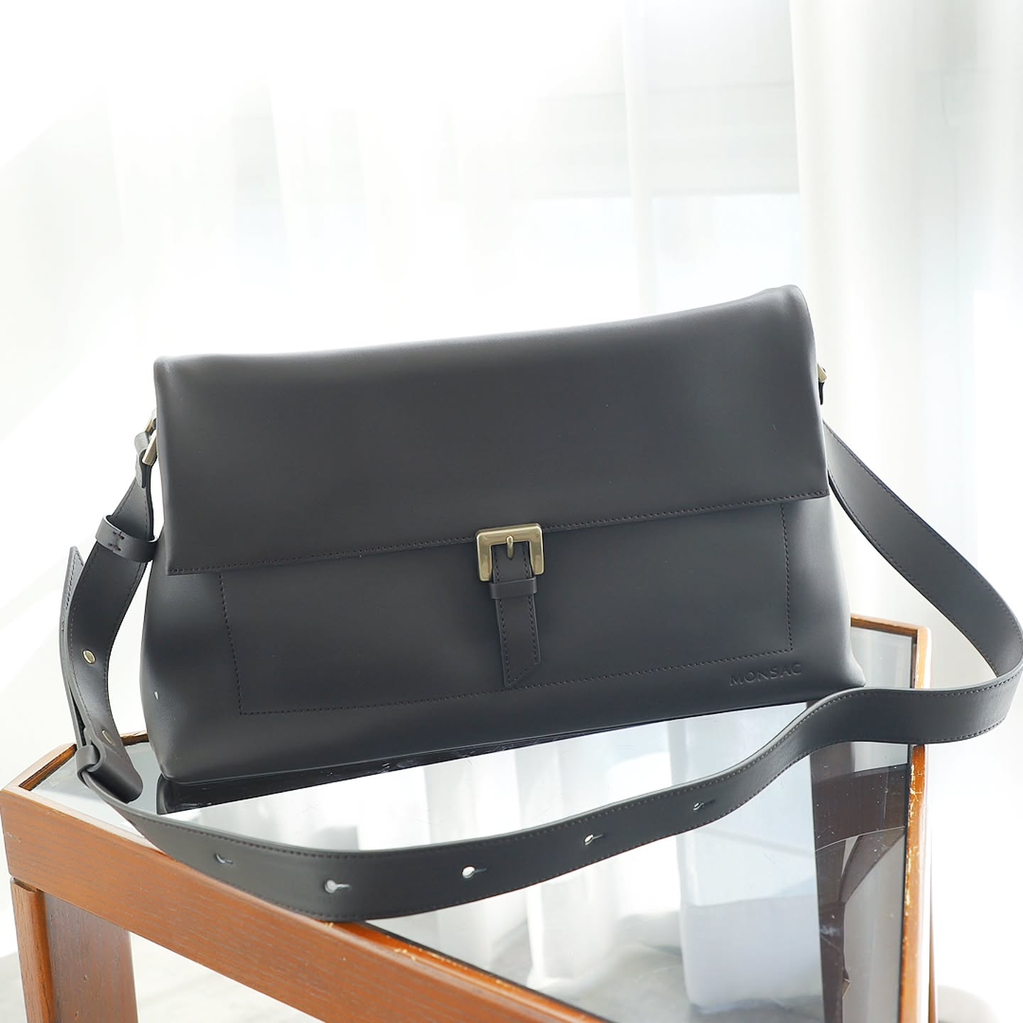 몽삭 볼리스 스퀘어 크로스백 👜

처음 사 본 몽삭 가방 😊
클래식한 무드를 담은 숄더 & 크로스백으로
디자인 자체는 군더더기 없이 미니멀한데
수납공간이 넉넉하기 때문에
아이패드나 갤럭시탭같은 태블릿PC는 물론
작은 노트북도 들어가는 크기고요.

단정한데 노트북 수납되는 가방찾다가 발견함!
가방 쇼핑을 너무 오랜만에 했더니
진짜 유명한 브랜드 말고는 잘 모르겠더라고요.
막연하게 크로스백 검색하다가
몽삭 레디 크로스바디백을 발견했는데
제가 좀 더 수납이 좋은 걸 원해서
볼리스 스퀘어 크로스백으로 골랐답니다.

서류가방같다는 느낌이었는데
심심한 듯 하면서도 스퀘어 형태를 유지하고
생각보다 실물이 훨씬 더 예쁘더라고요.
딱 셔츠 이너를 입고 자켓 걸친 룩에
잘 어울릴 것 같은 디자인이라서
아 이거 딱 30대 여자 직장인 가방이다
바로 생각이 드는 그런 디자인이었음.ㅋㅋㅋ

소가죽 특유의 부드러운 무드에
크로스백으로 착용 가능한 스트랩이 있어
숄더백, 크로스백 활용가능하고 수납도 좋은 편 👍
정가 30만원대에서 10만원대로 구입했는데
최근 산 것 중에 제일 돈이 안 아까워서
만족하는 중입니다😆🤎

#몽삭 #몽삭가방 #크로스백 #여자가방 #여자크로스백 #가죽가방 #소가죽가방 #여자가방추천 #직장인가방 #직장인백추천 #가방 #직장인여성가방 #여성가방추천