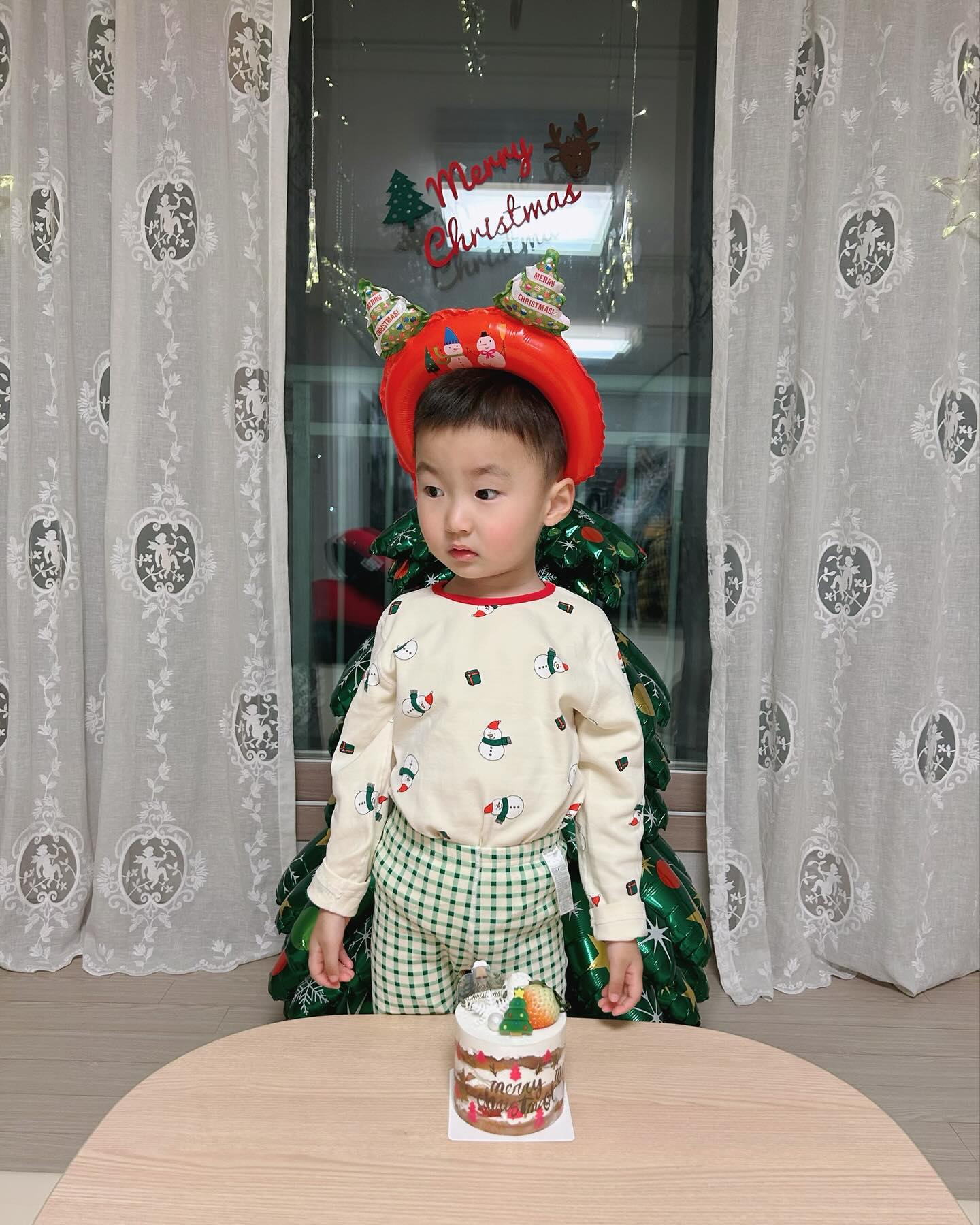 하랑이의 5번째 크리스마스🎄
작은 케익 하나로 사진 남기기

내년에는 이쁜 트리도 같이 만들고
케이크도 더 크고 이쁜걸로 해서 같이 먹자♥️

낼 하랑이 산타들 선물오면 같이 놀자구🫶🏻
메리크리스마스😍
.
.
.
#5번째크리스마스🎄 #사진남기기 #자다깨서사진찍기 #이제다시자자 #메리크리스마스 #해피크리스마스🎅 #49개월아기 #함께한지1498일