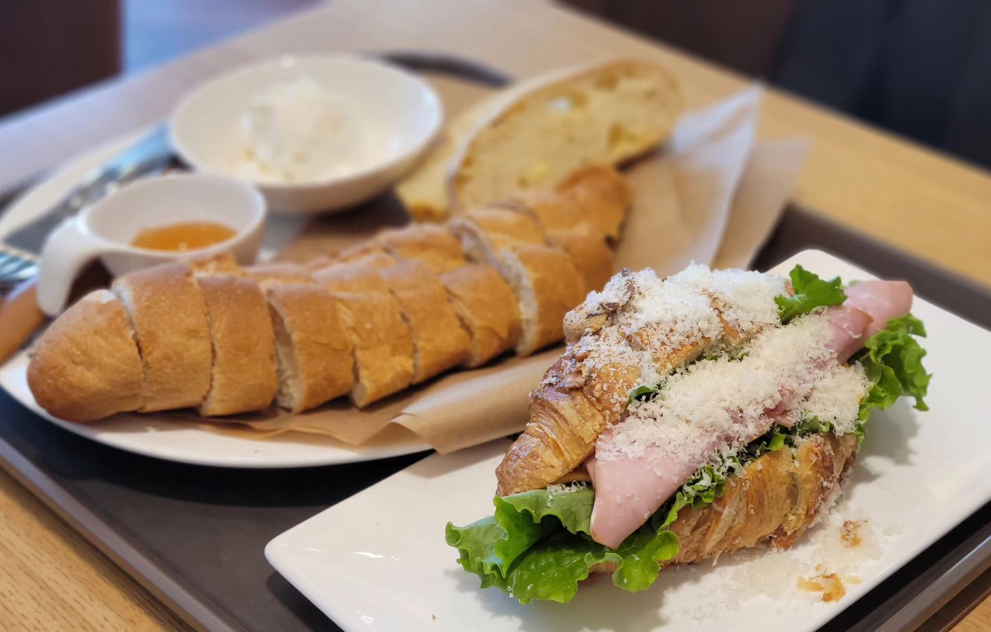 카이막 너무 맛있쟈녀~
단백한 빵이랑 완벽한 짝꿍🥖

#가경동카페 #그린브라우니