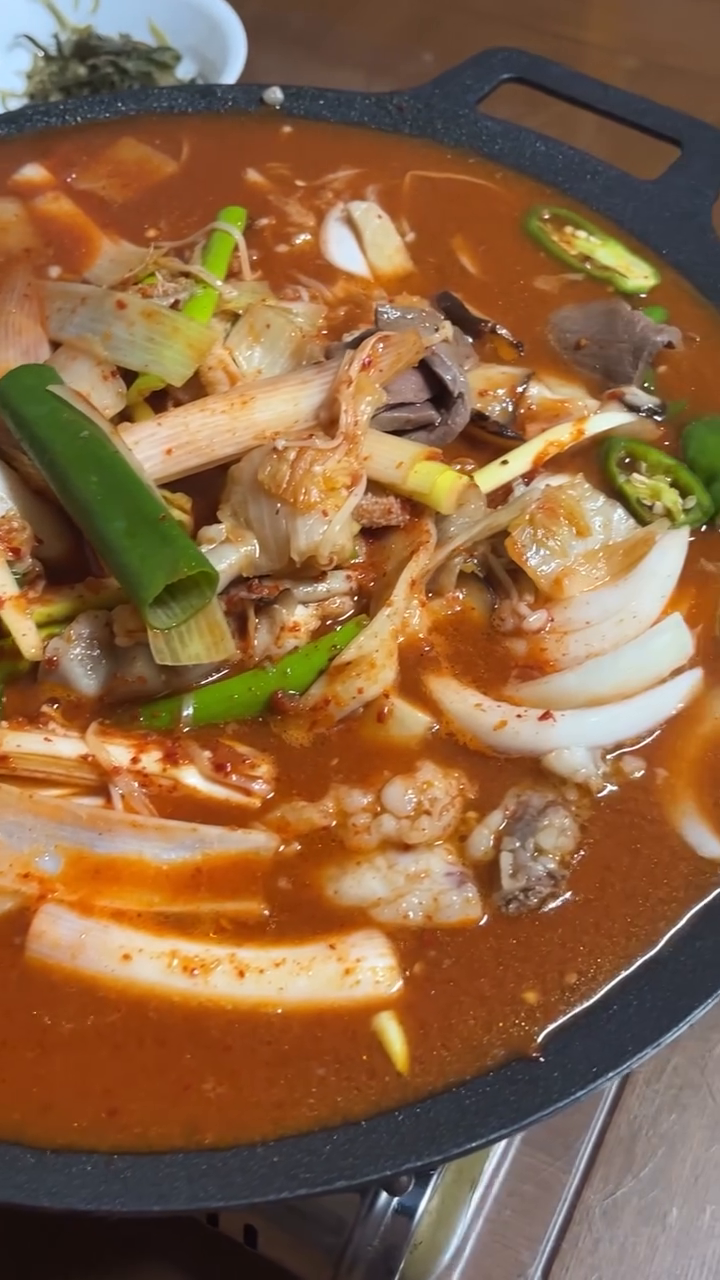 #협찬
 #성수노루
성수동 1위 곱창맛집 얼큰하고 시원한 성수노루 곱창전골을 집에서도 즐길수있다?!?!🙊🤷🏻‍♀️

냉동야채이지만 급속냉동을 한 제품이라 신선한 야채를 넣어서 바로 먹을수있어서 좋았어요♥️
재료가 다 손질되어있어서 정말 간편하게 봉지뜯고 물넣고 끓이면 되더라구요!

HACCP인증을 받아서 더 위생적으로 먹을수 있다는점~~❣️ㅎㅎ 내장류들은 잡내가 날수도있는데
성수노루 곱창전골은 전혀 그런냄새도없고 
곱창뿐망아니라 대창, 염통,깐양등 다양한 부위들이 가득가득 ㅎㅎ곱창에 곱이 꽤나 많이들어있어서 좋았답니다 ㅎㅎ

국물도 진하고 밥슥슥비벼서 먹으면 꿀맛 ㅠㅠ 
같이들어있는 우동사리까지 해서 마무리~~ 

밀키트로 잘 구성되있어서 캠핑갈때 딱 좋을거같은 느낌쓰

 #소곱창전골 #캠핑음식 #쟁여푸드 #곱창전골밀키트 #곱창전골 #한우곱창전골

seongsunoru