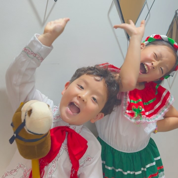 #vivamexico 🇲🇽

_

오늘은 멕시코 독립 기념일 :-) 
날씨가 내내 흐리고 집안일이 쌓여있어서
행사 구경을 못갔지만 … 이쁜 멕시코 옷입은 영상으로 기분만 내보기 😂

¡Feliz Día de la Independencia de México!