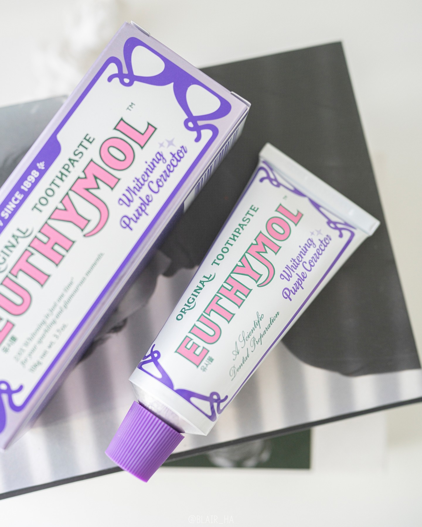 #협찬 euthymol.official

누런 치아 때문에 사진찍을 때마다 신경쓰였던 1인!
유시몰만의 보랏빛 퍼플코렉터 매커니즘을 적용해서 노란 치아에 보랏빛 미백치약으로 더 하얗게 코렉팅 톤업해주는 원리의 #유시몰퍼플코렉터 사용하기 시작~!
꾸준히 사용해서 누런 이 걱정 없이 환하게 웃고 싶어요오~🥰

✅단 1회 만으로, 2.9배 코렉팅 톤업 되는 #톤업치약 
▶[in-vitro 평가] 한국치위생학회 발표, Vol 23, Supple 2, 2023, 245-246 : 1회평가기준, 우치에 커피용액 처리후 치약용액 처리시, 대조군 대비, 2.95배 황색도 감소
✅1주 안에 치아색상표(제품 케이스 옆면) 기준 1.4단계 이동 확인
▶[임상평가] 평가기관 : 대한구강보건협회, 평가인원: 59명, 평가기간: 19.07~12, 개인차 있을 수 있음, 대조군 치약 : 메타인산나트륨 및 함수이산화규소 미함유 자사 대조용 치약, 실험군 치약 : 메타인산나트륨 및 함수인산화규소 함유 미백치약
✅손상치아 2배 강화로 더욱 건강하고 빛나는 치아
▶[in-vitro 평가] 한국치위생학회 발표, Vol 23, Supple 2, 2023, 243-244 : 우치, 치아재광화로 인한 치아 경도 변화 비교, 대조군 대비, 대조군 치약 : 메타인산나트륨 미함유 자사 대조용 치약
✅24시간 착색보호막 형성으로 착색제거부터 착색억제까지
▶[in-vitro 평가] 한국치위생학회 발표, Vol 23, Supple 1, 2023, 18-19

#미백치약 #올리브영치약 #보라치약 #보라미백 #보정치약 #필터치약 #올영추천템 #치약추천#유시몰 #유시몰퍼플치약 #유시몰보라치약 #톤업치약 #올리브영미백치약 #올영신상템 #올영세일 #치아미백 #치아톤업