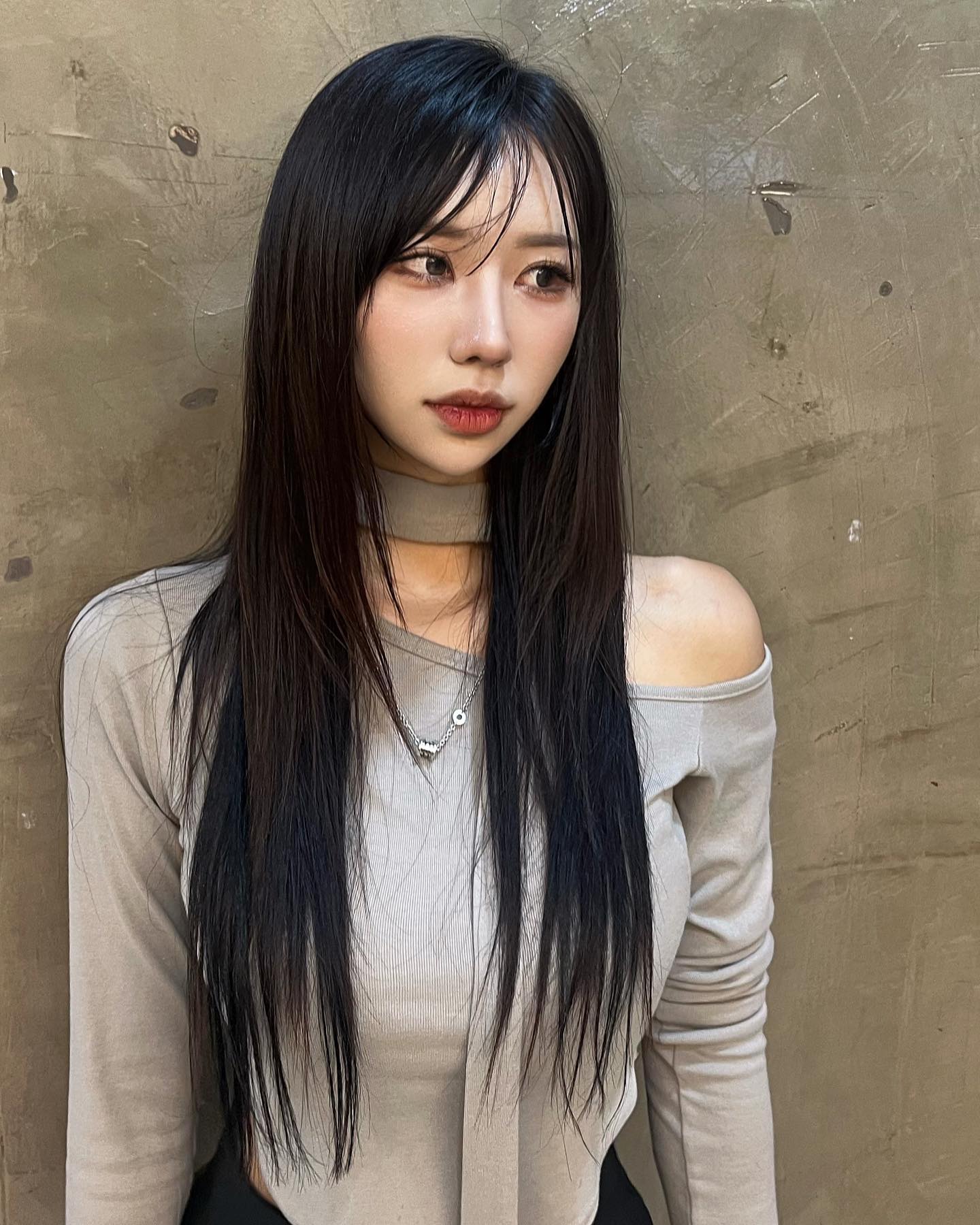 지구쌤이 한올 한올 꼼꼼 손길로 완벽 #슬릭컷 디자인을 뽑아주셨다 뉴진스 합격인가요? 

#스틱뱅 #슬릭펌 #슬릭 #볼륨매직 #레이어드컷 #슬릭컷스타일 #긴머리스타일 #허쉬컷 #긴생머리 #긴머리레이어드컷 #긴머리헤어스타일 #여자머리 #셀피 #동성로 #헤어모델