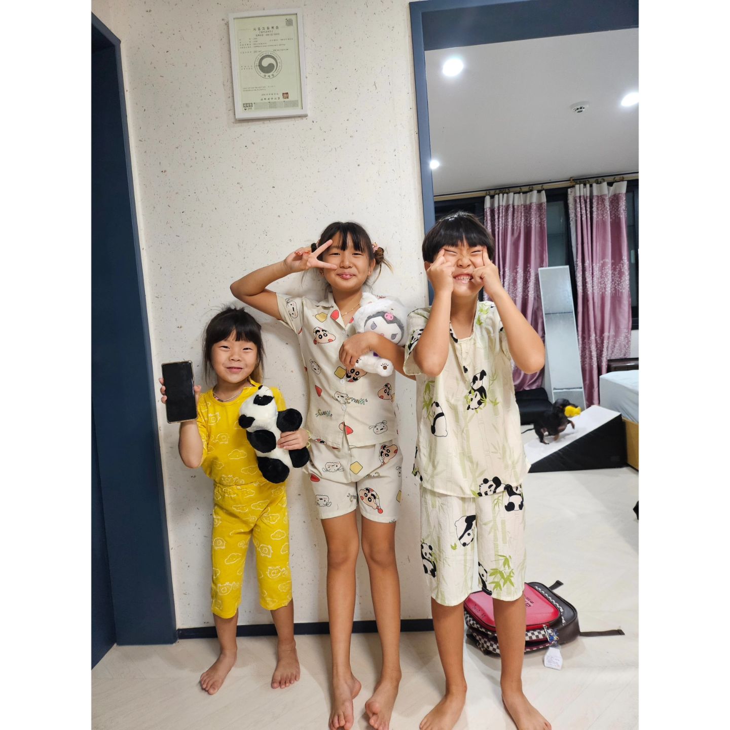 언니오빠 우리집에서 같이자기~
학교쉬는날이라서 같이 자고 놀고 한날
즐거운 시간이였다 ㅎ
.
.
.
.
.
.
#언니랑오빠랑 #너무조아 #즐거운시간 #좋다