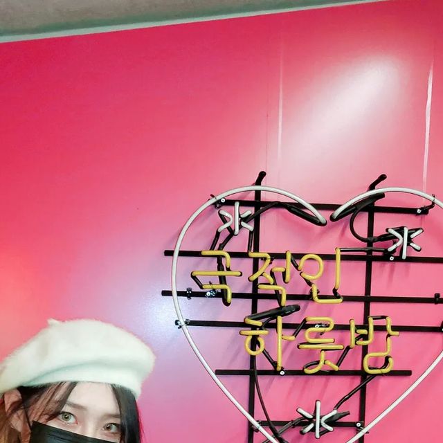 김혜빈 on Instagram: "#협찬 @a_dramatic_night 대학로에서 유명하다는 로맨스 연극인 극적인 하룻밤! 원래 연극도, 영화도 잘 안 찾아보는 편이라 크게 기대하지 않고 갔는데 왜 이제 봤나 싶을 정