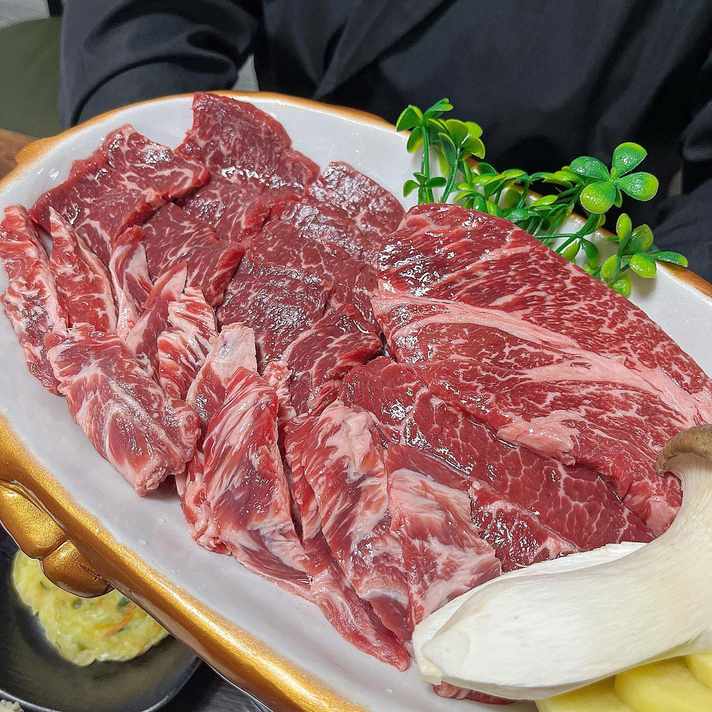 #협찬 <한라산마루>

서귀포시 동홍로에 위치한 가성비 소고기 맛집 한라산마루를 주문해보았다. 

소고기 모둠을 주문하면 별안간 한 상 가득 신선한 회를 비롯한 맛있는 음식들이 세팅된다. 

신선한 회와 초밥, 떡갈비, 백숙 등 다양한 음식들을 즐기고 나면 소고기를 구울 수 있다. 

모둠은 등심과 살치살, 부채살, 갈비살이 골고루 나온다 .

살살녹는 살치살, 향이 좋은 갈빗살, 부드러운 부채살, 식감 있는 등심까지 양이 정말 많고 다양해서 풍족하게 즐길 수 있어 좋았다. 

또한 기본으로 구수한 된장찌개도 함께 나오는데 이 안에도 고기가 듬뿍 들어있다.

#서귀포시맛집 #소고기맛집 #서귀포맛집 #동홍동맛집 #동홍동소고기 #서귀포소고기