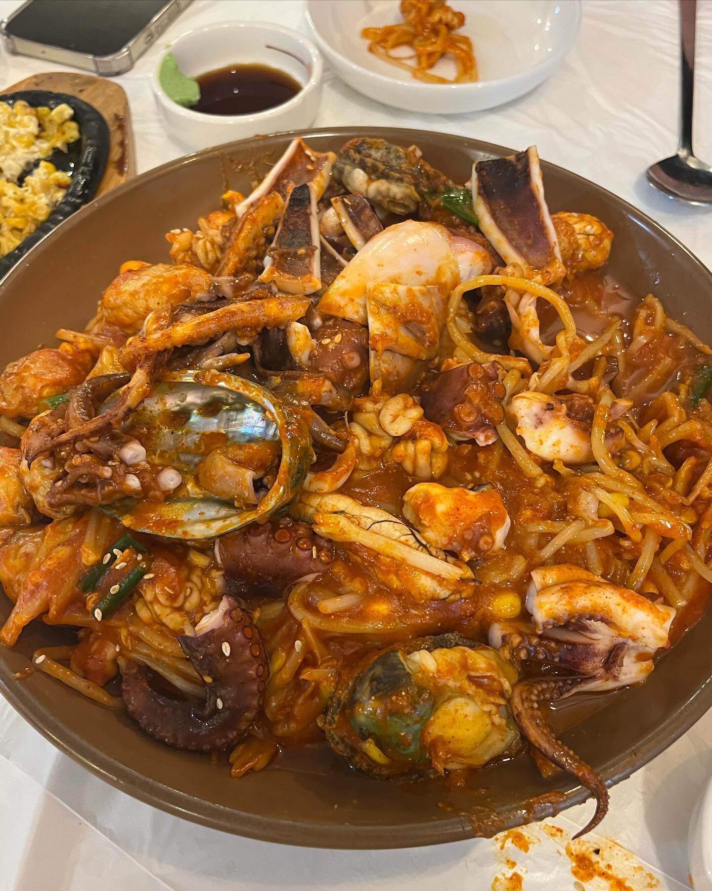 박홍 해물찜

📍충남 천안시 서북구 미라3길 43 박홍해물찜
☎️0507-1344-3463
⏱️매일 16:00 - 24:00
  23:00 라스트오더

📃해물찜 (대)70000원/(중)63000원/(소)48000원
✔️아구찜 (대)68000원/(중)58000원/(소)46000원
✔️해물아구찜 (대)80000원/(중)70000원
✔️도미회 80000원
✔️대광어회 60000원
✔️볶음밥 2000원

안녕하세요! 오늘은 남자친구의 단골맛집인 박홍해물찜을 소개시켜드릴게요! 말로만 들어왔던 해물찜인데 먹어보니까 제가 먹어본 해물찜 중에 가장 맛있었거든요 ~!~! 쌍용동 맛집 박홍해물찜은 해물찜 뿐만 아니라 회, 랍스타, 꽃게탕, 샤브샤브 등 다양한 메뉴도 있고 코스요리도 준비되어 있어요!

기본반찬으로는 연두부간장, 번데기조림, 생당근, 멸치볶음, 콘치즈와 뜨끈뜨끈한 미역국이 나와요 ㅎㅎ 저는 해물찜 소를 주문했고 해물찜을 가져다주심과 동시에 먹기 좋게 모든 해물을 잘라주셔서 넘 편하더라구요! 해물찜에는 고니, 전복, 콩나물, 낙지, 주꾸미, 오징어, 미더덕등이 푸짐하게 들어있어요!

듣던대로 대존맛탱,,❤️ 해물찜이 꾸덕꾸덕하면서 매콤하니 감칠맛 대박~!~! 너무 맛있어서 먹는 내내 넘 마싯다,, 반복 ㅋㅋㅋ 사람이 항상 많은 이유가 있었어!! 먹다 보면 식지않게 따뜻하게 먹으라고 버너 위에 올려주셔서 따뜻하게 먹을 수 있었습니다 ㅎㅎ

서비스로 주신 회를 주시더라구요~!❤️ 도미였던거 같아요! 해물찜먹으며 회 한점씩 곁들이니 더 맛있더라구용 ㅎㅎ 그리고 다 먹고 빠질 수 없는 볶음밥을 시켜줬어요! 양념과 김가루를 왕창 뿌려서 만들어주시더라구요! 이 볶음밥까지도 대존맛탱이여서 깜짝놀랐어요,, 천안 맛집 인정이다 박홍해물찜,, 해물찜 좋아하시면 꼭 드셔보세요!
.
.
.
#협찬 #먹스타그램 #푸드스타그램 #맞팔 #맞팔해요 #맞팔환영 #맞팔선팔 #소소한행복 #소주 #소통 #좋아요반사 #좋아요 #좋아요환영 #좋아요환영 #food #해물찜 #해물찜추천 #해물찜맛집 #천안맛집 #천안해물찜 #천안해물찜맛집 #쌍용동맛집 #천안쌍용동맛집 #쌍용동해물찜 #쌍용동해물찜맛집 #박홍해물찜