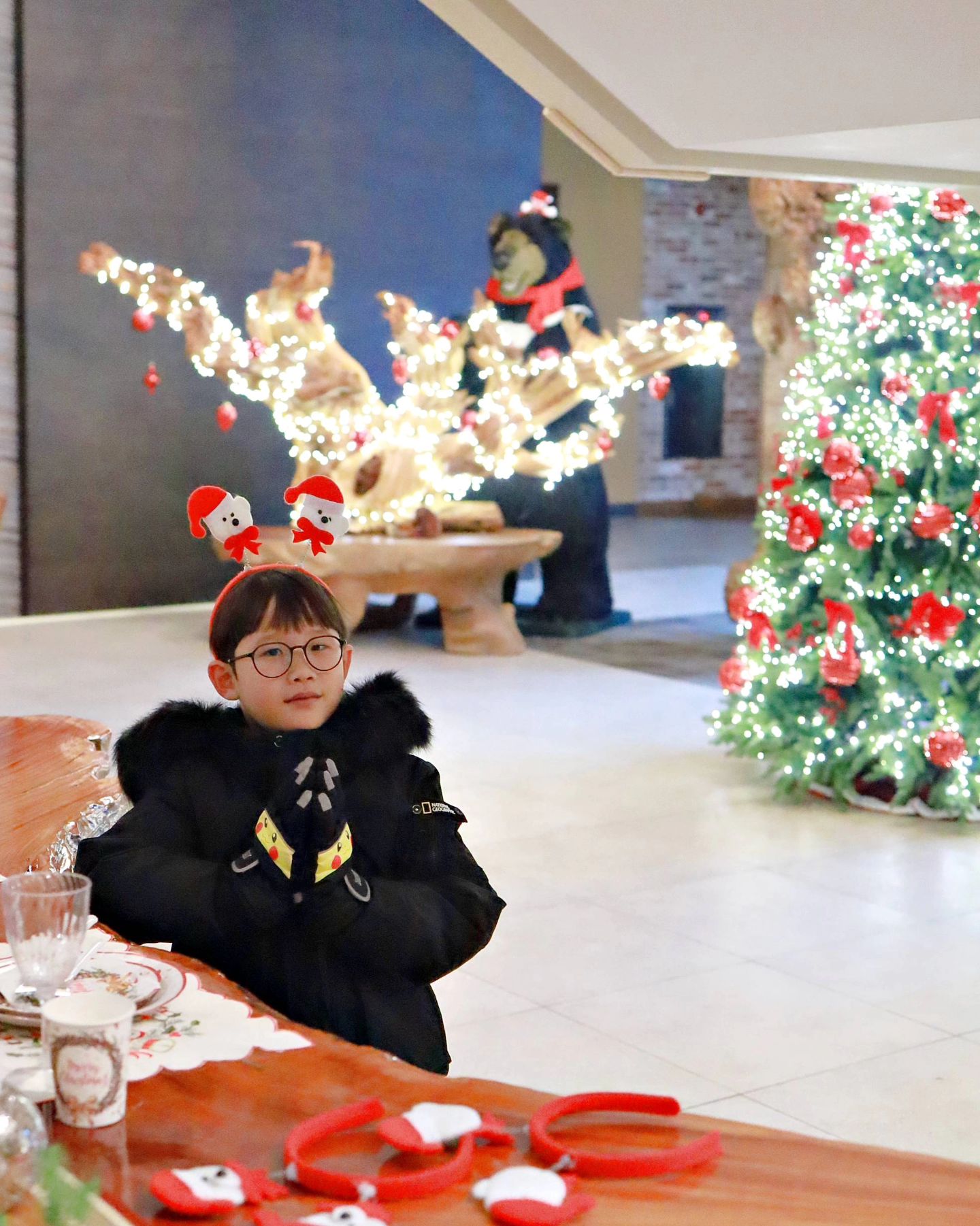 #협찬 beartreepark

아이와 함께 연말 분위기를
한껏 느껴보려고 다녀온 #베어트리파크 !

사랑을 상징하는 레드컬러의 조명이 
연출되어 다양한 인생샷 남기기 좋더라고요 ~
포토스팟이 너무 많아서 이쁜 사진 엄청 남겨왔어요 😍

건물 자체도 고즈넉하고 정원도 이쁘게 꾸며져있고, 
반달곰도 만날 수 있어서 온 가족이 함께하기 좋은거 있죠 ~
눈까지 내려서 더 분위기있게 즐기다 올 수 있었네요.

크리스마스 이후로는 New Year 컨셉으로 
다른 연출을 볼 수 있다고 하니 시기마다 방문하며 
다양한 포토스팟에서 사진 남겨도 좋을 것 같아욤 :)

#세종가볼만한곳 #세종데이트스팟 #세종크리스마스 #세종가족여행 #연말갈만한곳 #크리스마스 #연말 #여행 #데이트 #아이와갈만한곳 #나들이 #야간개장
