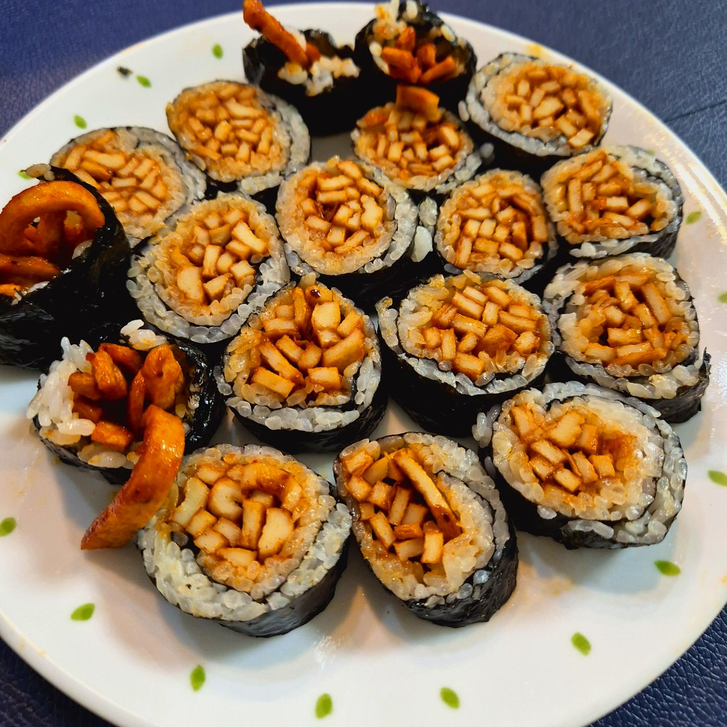 매운오뎅김밥🍙🍢

청양고추까지 넣으려다 매울까봐 했는데 정말정말 맛도리
대박맛있네

입맛없으면 저것만 넣고 김밥둘둘

#맛스타그램 #먹스타맞팔 #먹스타 #맛도리 #김밥 #요리하는여자 #요리스타그램 #냉장고털기