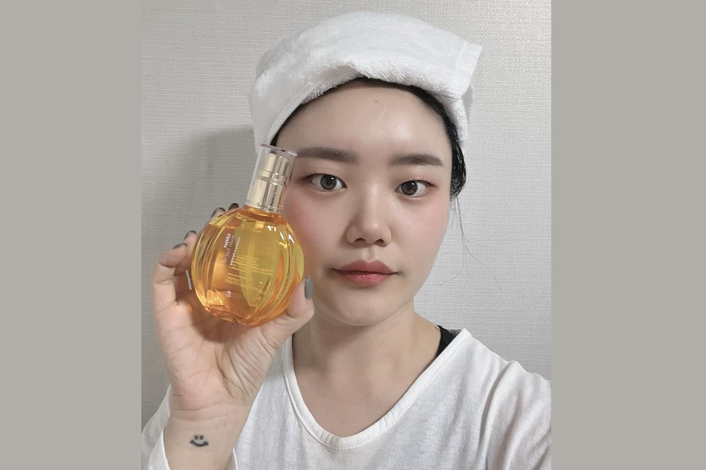 #협찬 yuhwa_bio_cosmetic doctors_secret_official
안녕하세요:-) 쏘입니다! 사진에서 보듯이 갑자기 제 머리가 찰랑거리는 것이 보이신다구요?! 제가 사용해본 닥터스시크릿의 글리터 멀티 헤어오일을 알려드릴게요.

이 제품은 미용실에서 직접 사용되는 제품입니다. 그리고 헤어샵에서 구매 시 더 저렴한 가격으로 구매하실 수 있습니다.

글리터 오일은 건조한 극손상모에 특화된 오일로 모발의 영양, 윤기 강화 효과 뿐만 아니라 두피에 보습과 보호까지 되는 제품입니다. 또한, 사용했을 때 미끌거리는 잔여감 없이 모발에 흡수되는 무겁지 않은 오일타입으로 고급스러운 향을 주는 헤어 제품입니다.

저처럼 부스스한 머리카락을 가지고 있는 사람들이 사용하게 되면 외출 후 집에 돌아올때까지 모발 윤기가 지속되요. 부드러운 머리카락으로 인해 저도 모르게 손이 저절로 머리카락으로 가는거 있죠?! 그럼 제가 구매링크 올려둘게요! 한번 들어가 보세요!

구매링크
https://smartstore.naver.com/doctorssecret/products/7971599078
.
.
#닥터스시크릿글리터멀티헤어오일 #미용인그램 #미용인희소식 #doctorssecret #haircare #미용실제품 #극손상모 #에센스 #헤어오일추천 #헤어오일