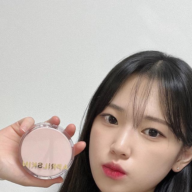 이민영 on Instagram: "#협찬 에이프릴스킨 히어로 쿠션 블라썸 에디션 🌸 촘촘하고 견고한 매끈결광쿠션으로 시간이 지날수록 더 예쁜 스킨핏 쿠션이에요 :) 에어홀 퍼프가 제형을 균일하게