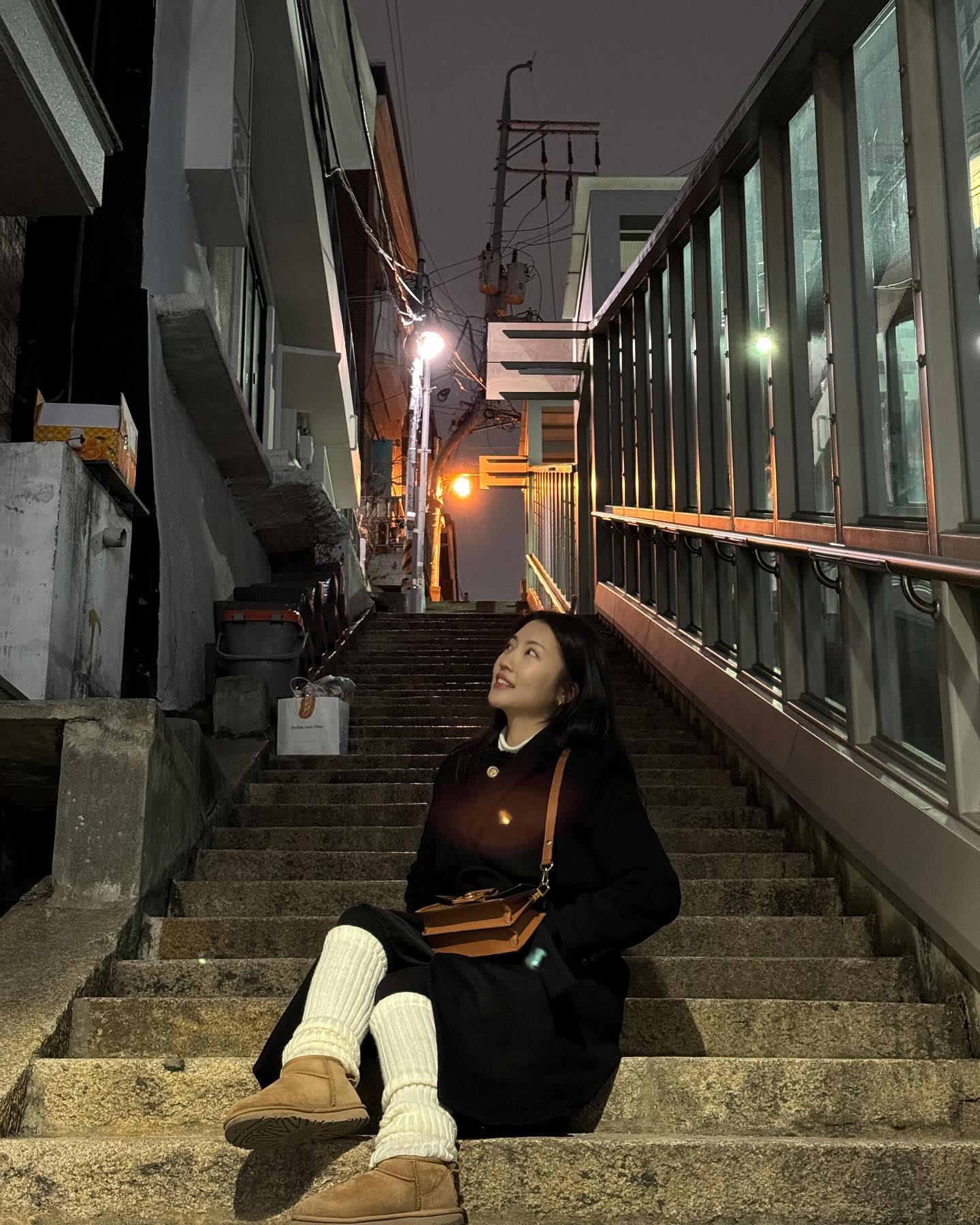 빈커🕺🏻와 함께한 해방촌 108계단 그리고 신흥시장 

✔️해방촌 후암동108계단 & 신흥시장
➖후암동108계단은 엘리베이터가 있음
➖야경도 이쁘지만, 노을 맛집 그리고 사진 맛집
➖신흥시장은 다양한 먹거리와 볼거리 가득 일반적인 시장과 다름❌, MZ 전용 시장!
➖신흥시장에서 남산타워도 보인다!
➖눈오는날 특히 더 감성터짐

눈이 아주 펑펑 내리던 날 방문했던 해방촌 후암동108계단. 빈커(조커가 된 빈)도 출몰! 계단은 가볍게 들르고 신흥시장으로 가서 맛난거 먹으면 딱 좋은 코스. 눈이 오니까 오히려 더 감성있었다❄️

#해방촌 #해방촌데이트 #해방촌108계단 #후암동108계단 #해방촌신흥시장 #신흥시장 #서울데이트코스 #겨울데이트 #서울사진