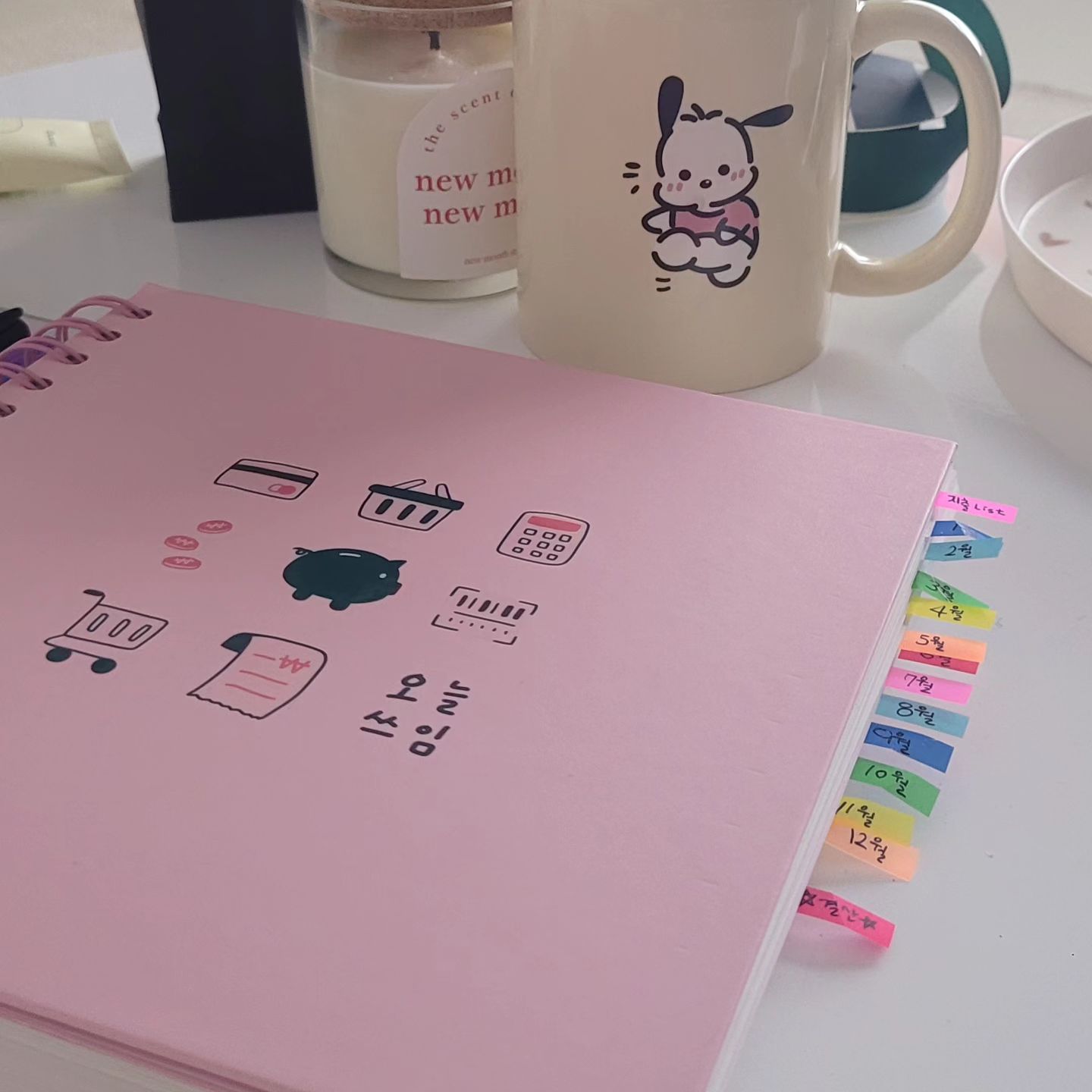 #협찬
💝
소비가 많았던 올 한해 나를 돌아보는 의미로 가계부를 써보기로 하였음

일단 너무 이뻐서 혹 해서 받아보긴 했는데..
같이 파는 볼펜도 넘 이뻐서 같이 삼 ㅎㅎㅎㅎ

소비를 줄이기 위해 소비를 하는 나란 인간 ㅎㅎ...

가계부라곤 처음 써보는 나지만
리훈은 설명이 자세히 적혀 있어서
표지부터 꼼꼼히 읽다보면
어느정도 어떻게 적어야 할지 감이 온다 !

2016년부터 오랜기간 사랑받은 리훈💕

1년이 어렵다면,
6개월 오늘쓰임 가게부도 있으니 나와 함께 해보지 않으실?

나는 아직 소비대왕에서 못 벗어났으니 기왕 쓰는거 1년짜리루 질럿^^

목표만 적는데도 벌써 두근두근😳

가계부는 내가 한 소비를 직접 써보며 
하루를 돌아보게 되는게 좋은 순기능인데

이 좋은 기능을 작심삼일 하지 않길 바라며 ..

리훈은 매년마다 표지가 바뀌는거 같던데
내가 구입한 2024 버젼이 젤 이뻐보이는건 기분탓?

👉  rihoon
'리훈 신제품 및 이벤트 소식을 인스타로 가장 먼저 접하세요'

ps, 같이 구매한 색깔 볼펜도 너무 커여워... 부드럽게 잘 써지는건 아주 큰 덤 입니다요!!
-
#협찬 rihoon #오늘쓰임가계부#가계부작성 #지출관리#용돈기입장 #2024가계부#무지출챌린지 #가계부그램 #가계부추천 #부자되는습관 #가계부쓰는여자 #신혼부부가계부 #저축다이어리 #지출기록 #가계부스타그램 #지출통제 #수기가계부 #편한가계부 #가계부다이어리 #부자들의습관
