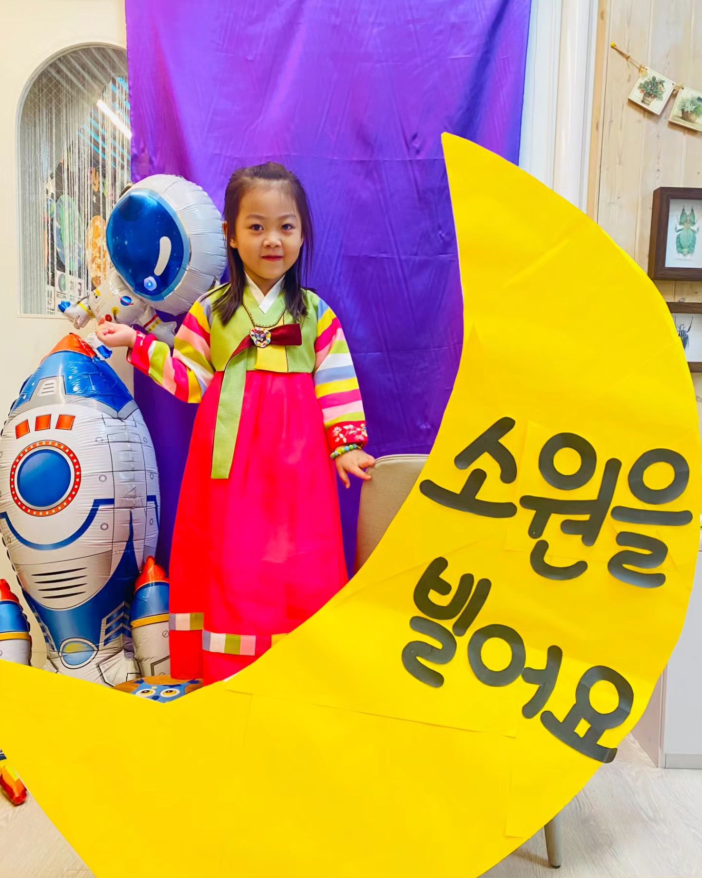 추석 하루이틀전 한복 입고 유치원 가는건 거의 국룰! 👍
.
마을에 버스정류장에서 셔틀 기다리는데 다른 유치원아이들도 한복 입고 옹기종기 모여있드라구요.😀
.
유치원에서 전통놀이도 해주고, 청귤청도 만들고, 소원도빌고 아주 알찬 시간을 보냈대요~😆
.
비록 우리의 가족구성이 옛날 전통을 따를 환경이 아닌경우가 많지만 이렇게 우리 문화를 가르쳐주니 유치원에 감사하죠 🥰
.
#6세한복 #추석한복 #소원을빌어요 #해피추석되세요 #강동구유치원