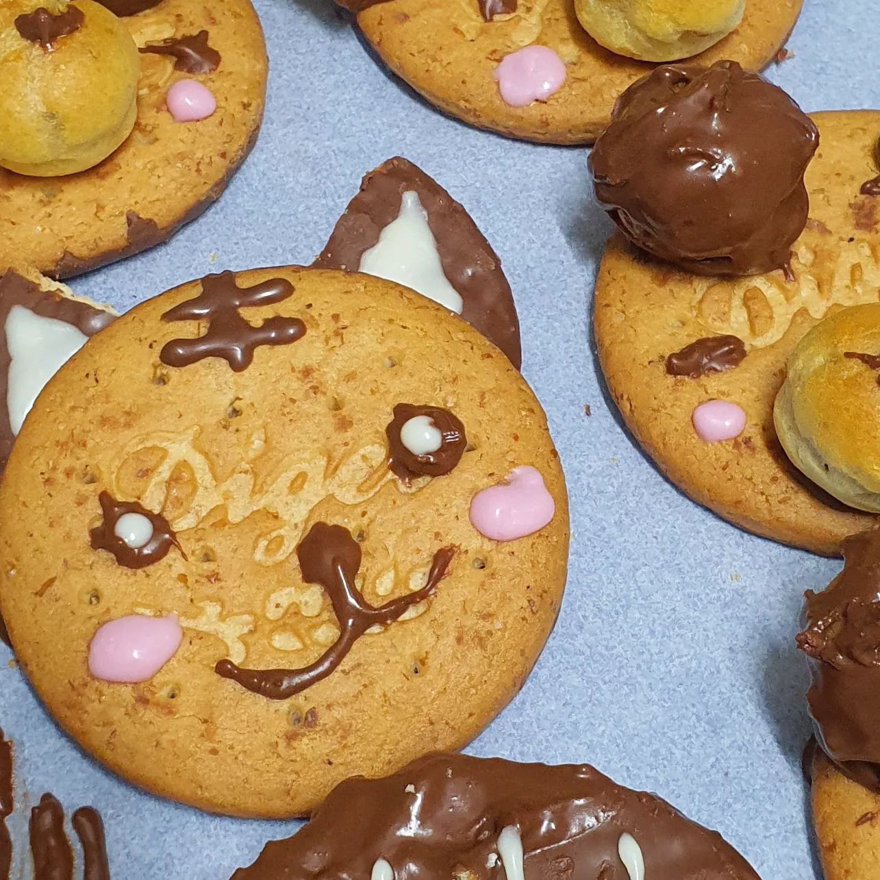 🍪

빼빼로데이때
남편줄라꼬 만든 빼빼로(?)
남편이 초코 안좋아해서
냉동실에 아직도 남아있네요..😬
우쒸 담엔 안만들어~

#빼빼로만들기 #아직도남음 #신혼소통 #신혼맞팔 #신혼일상 #신혼일기 #신혼쀼 #신혼부부소통 #신혼부부일상