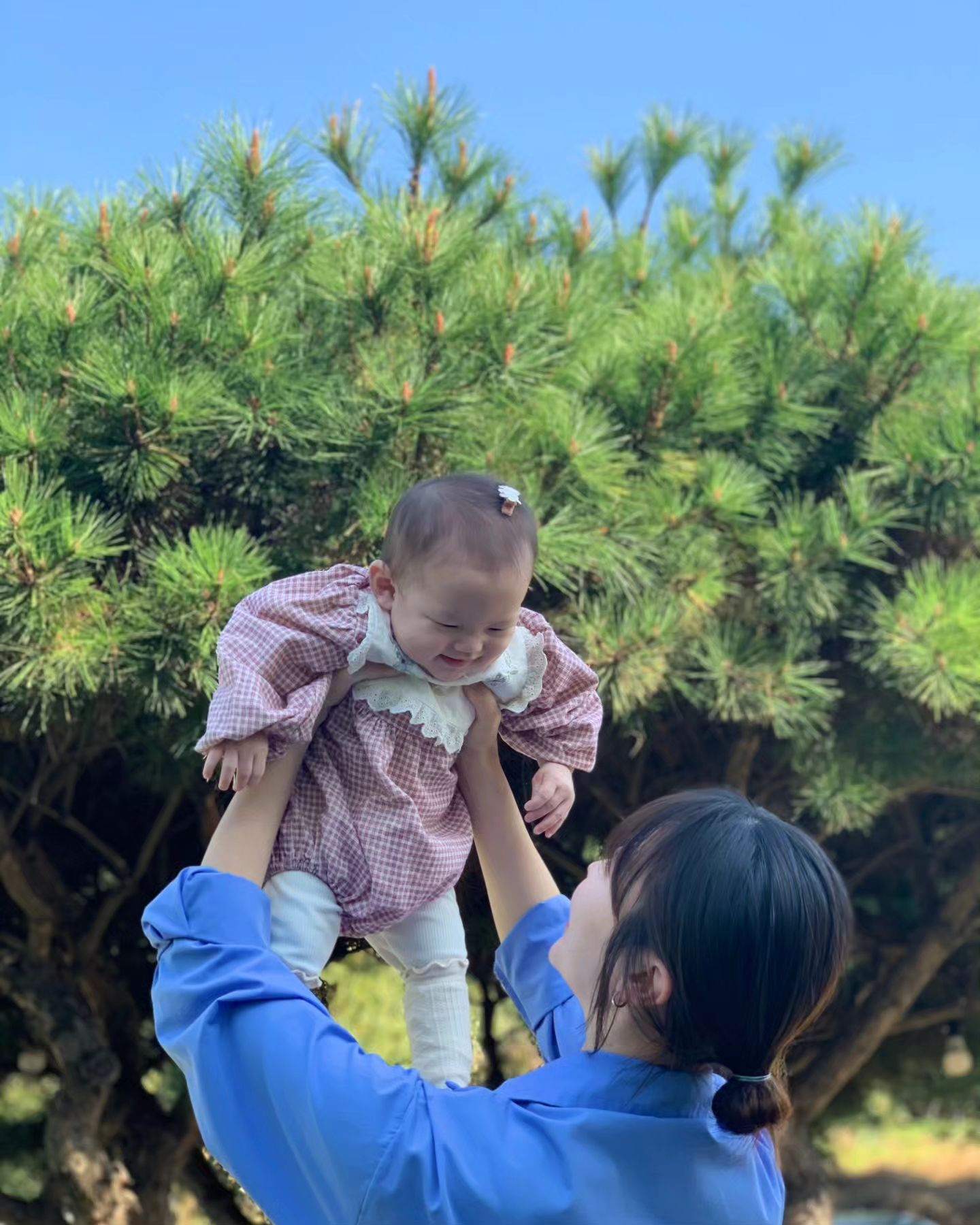 #엄마랑딸 

날씨가 너무 좋아서
무작정 나오기 🤍

삔을 꽂아주고 싶었던
엄마의 욕심으로
대롱대롱 매달려있던 헤어핀,,🙄

포토존에 혼자만 앉아서
심기가 불편하신 우리 공주 :)
인상 팍!! 🩷🩷