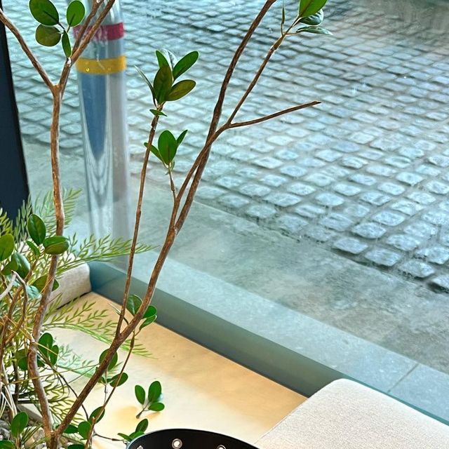  지희 on Instagram: "부드러운 촉감에 나일론 재질과 고급스러운 인조가죽으로 직접 디자인하여 제작한 다비글로우 크로스백 추천드릴게요💓

스트랩은 길이조절 가능하며 많은 짐을 넣어도 어깨가 편안하고 원단에 생활방수 처리를 하여 보다 편리하게 사용할 수 있어 완전 꿀템💓

🏷 https://m.smartstore.naver.com/dobbyglow/products/9920865800?open-other-browser=true
.
.
.
#광고#크로스백#가방#여성가방#핸드폰가방#아이패드가방#여행가방"